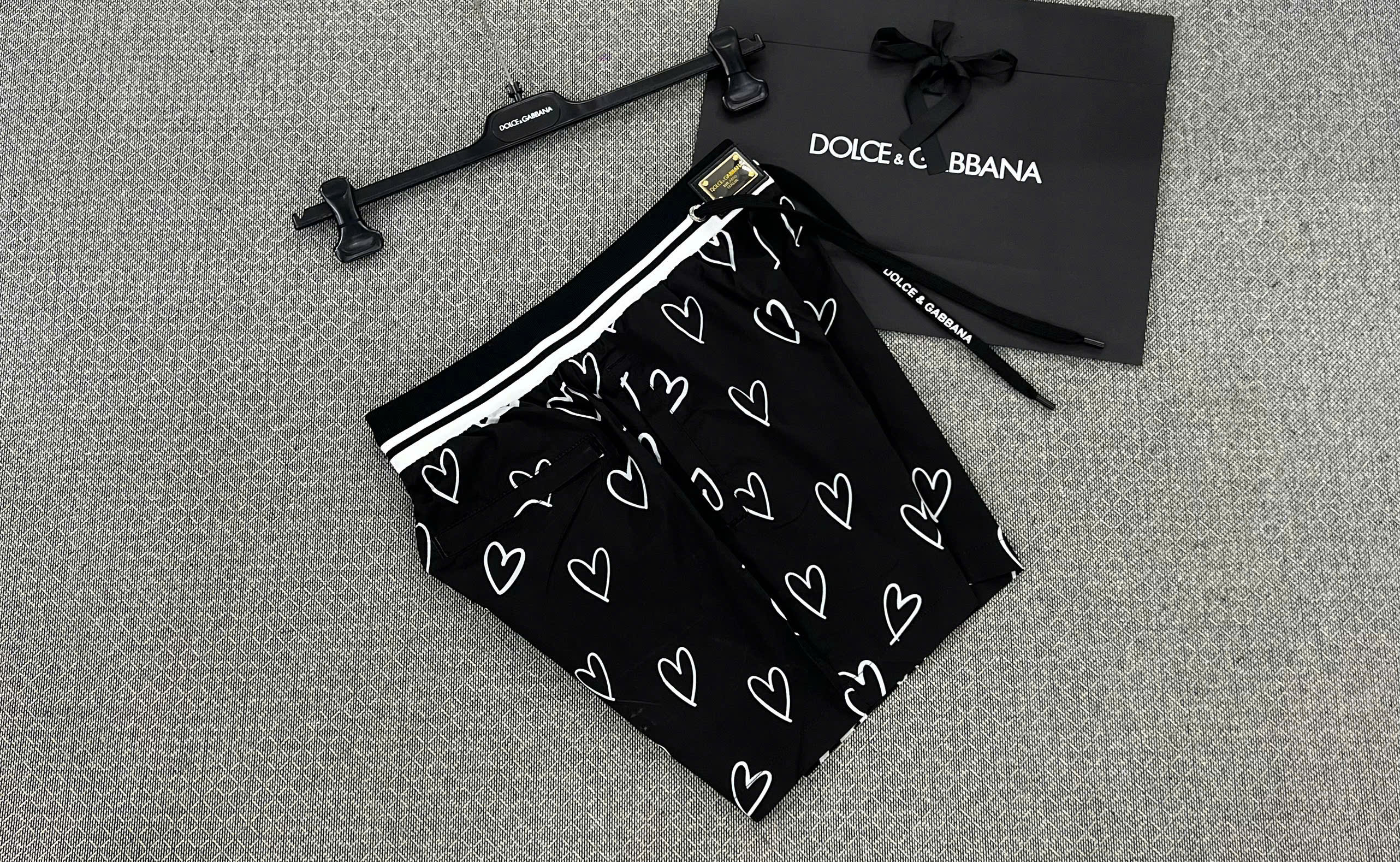 Quần short đùi gió Dolce Gabbana DG logo tag vuông cạp họa tiết trái tim Like Auth S-XL MK