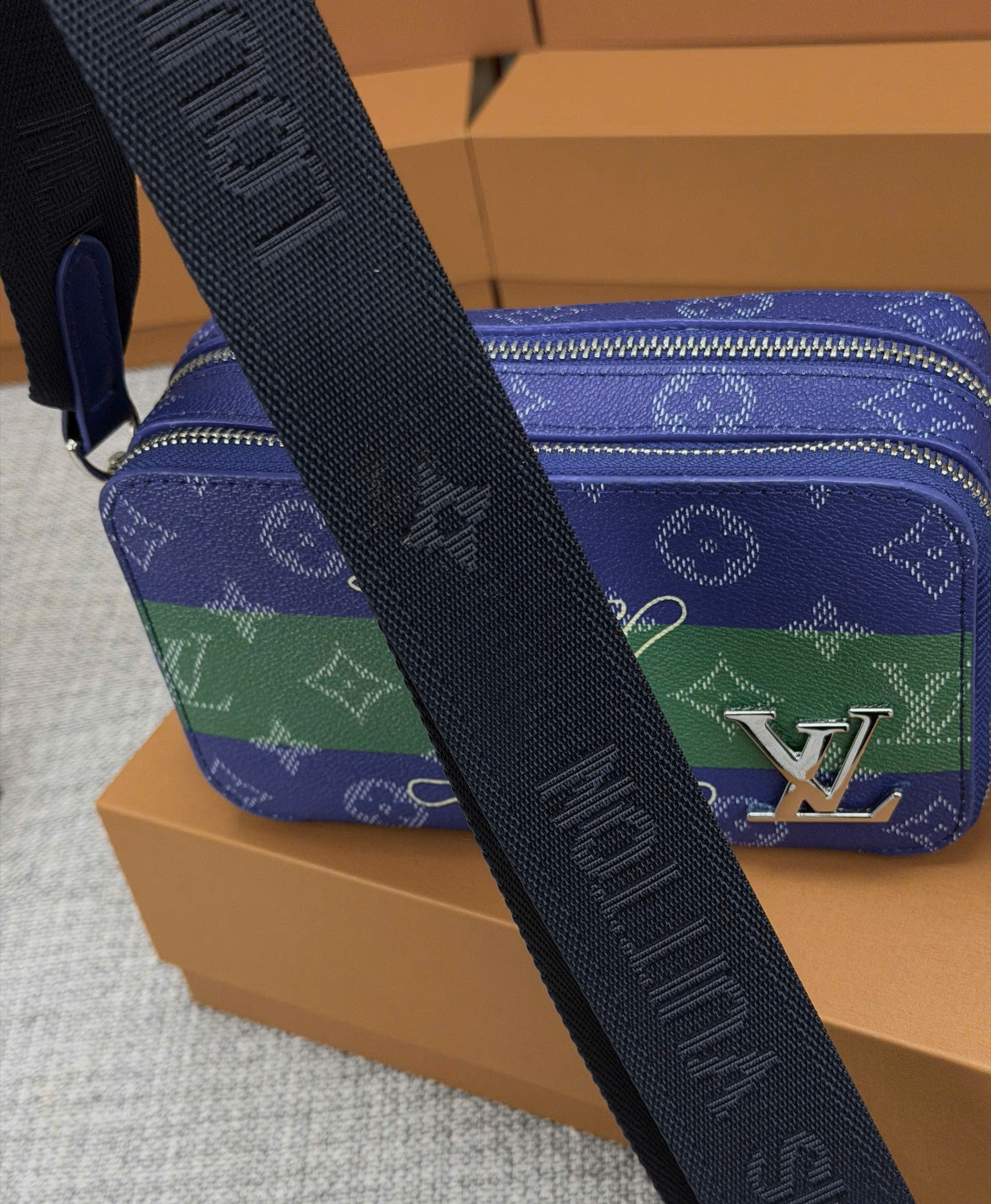Túi đeo chéo Louis Vuitton LV Alpha Wearable Xanh monogram new 2026 Like Auth 19x11x7 MK