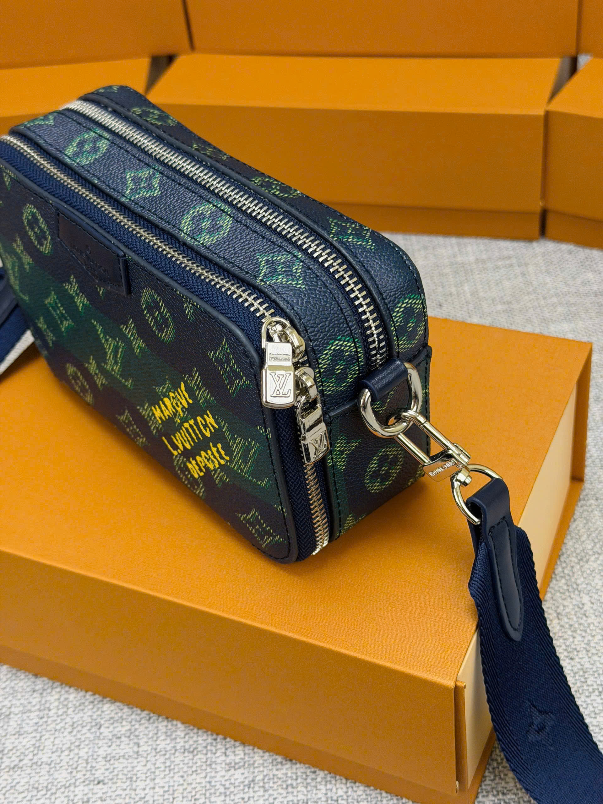 Túi đeo chéo Louis Vuitton LV Marque Alpha Wearable Xanh Than monogram Like Auth 19x11x7 MK