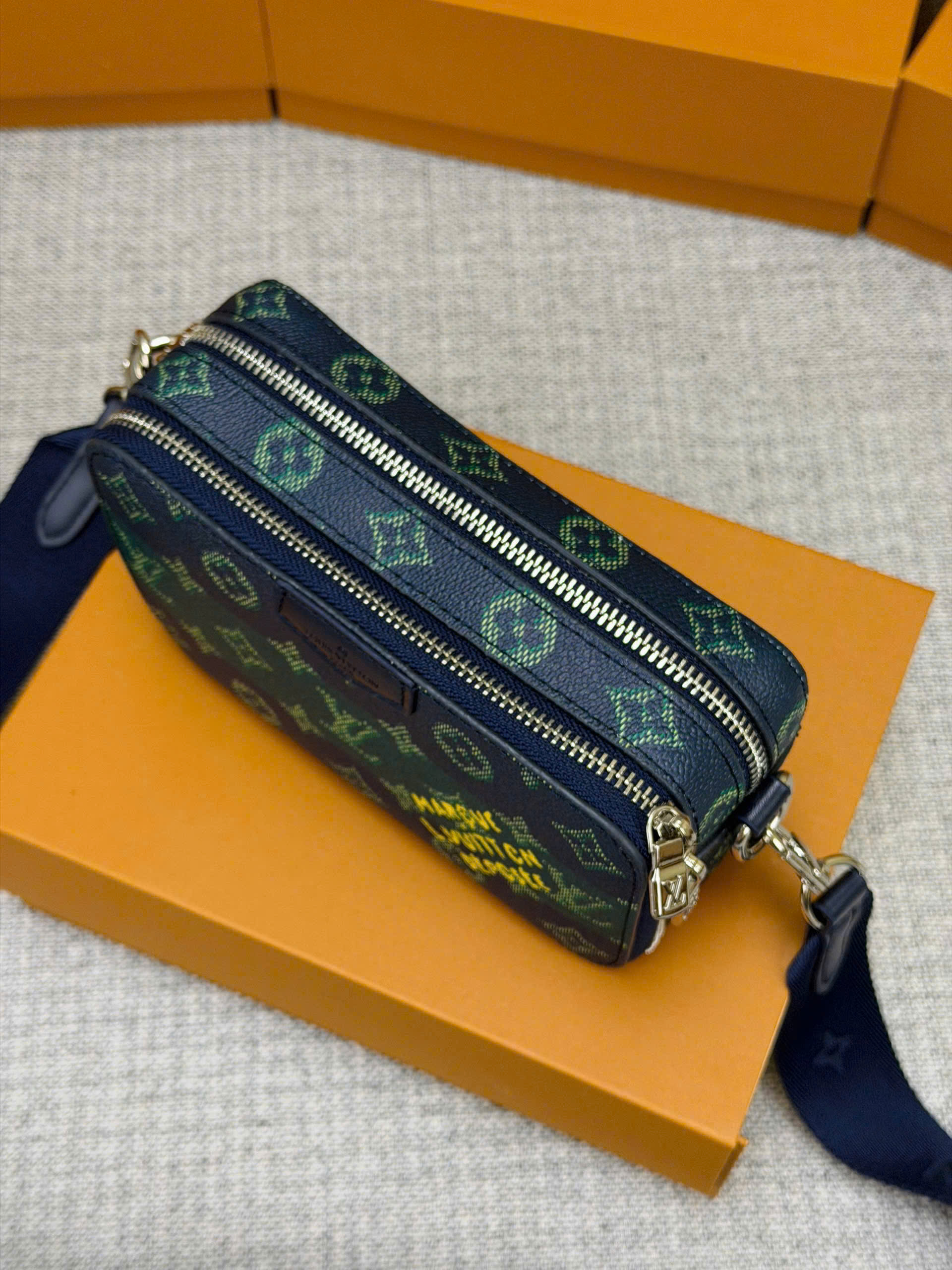 Túi đeo chéo Louis Vuitton LV Marque Alpha Wearable Xanh Than monogram Like Auth 19x11x7 MK