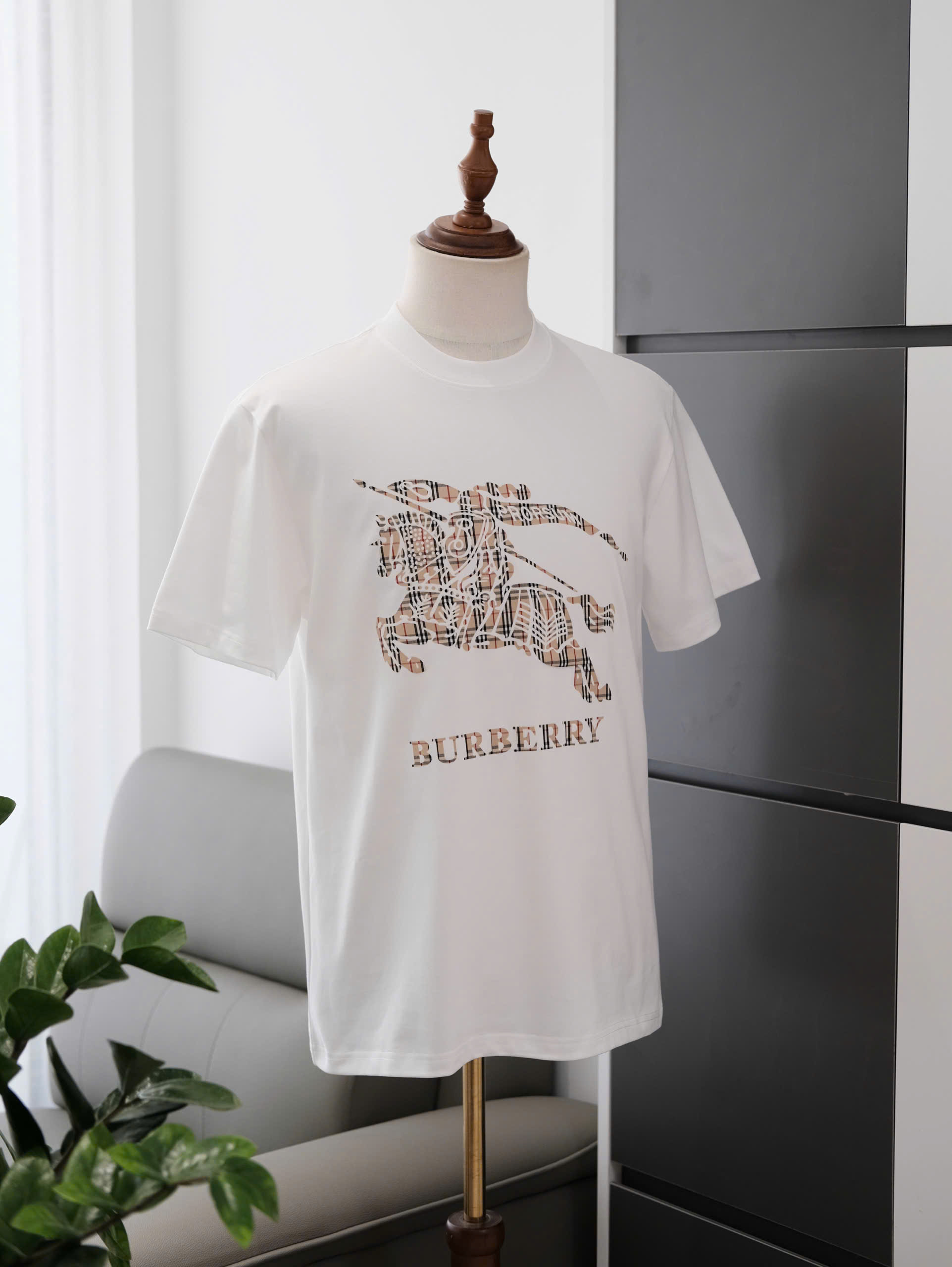 Áo phông T shirt Burberry BBR Trắng logo ngực wash ngựa bay kỵ sỹ Like Auth S-L DDT