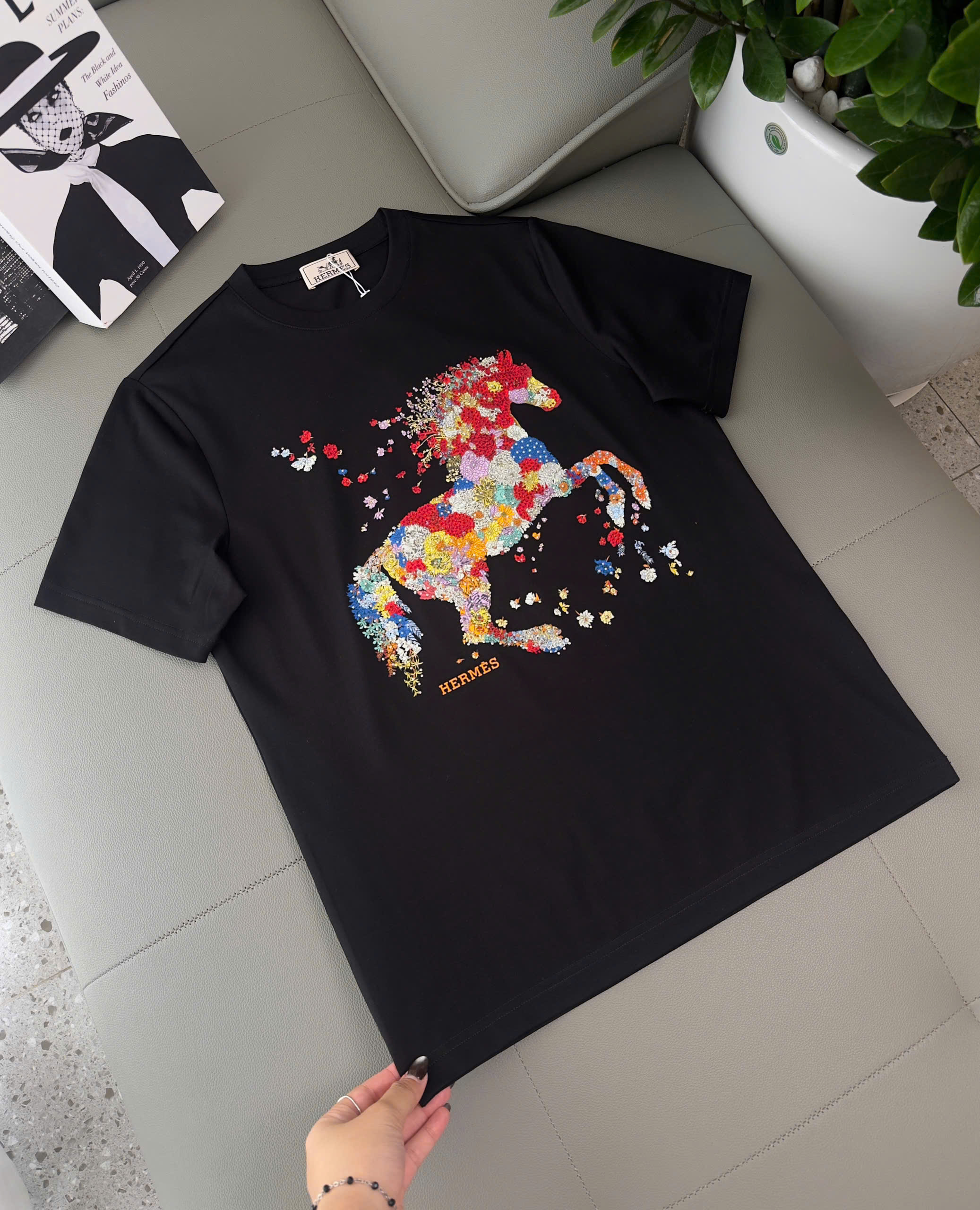 Áo phông T shirt Hermes HM họa tiết Ngựa hoa bay đính đá Like Auth S-XL DDT\Đen