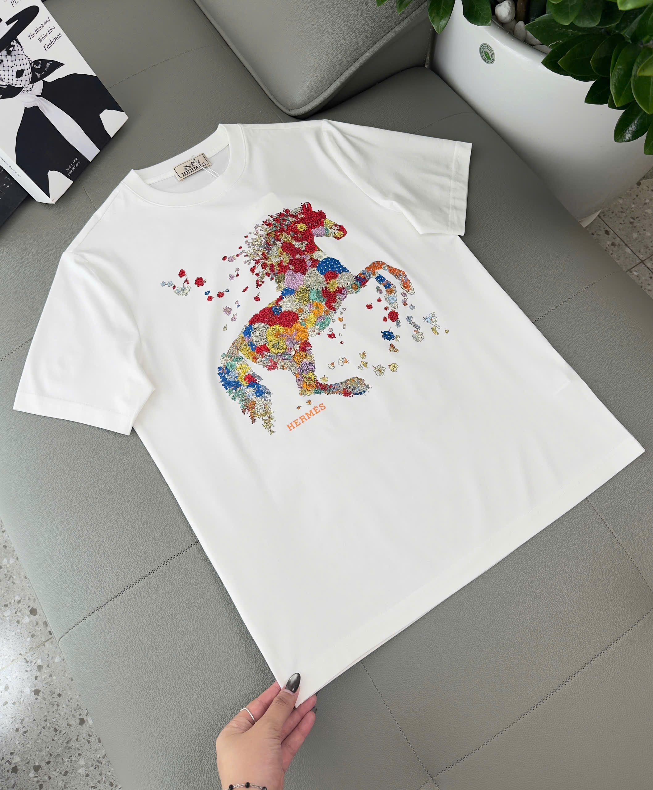 Áo phông T shirt Hermes HM họa tiết Ngựa hoa bay đính đá Like Auth S-XL DDT\Trắng