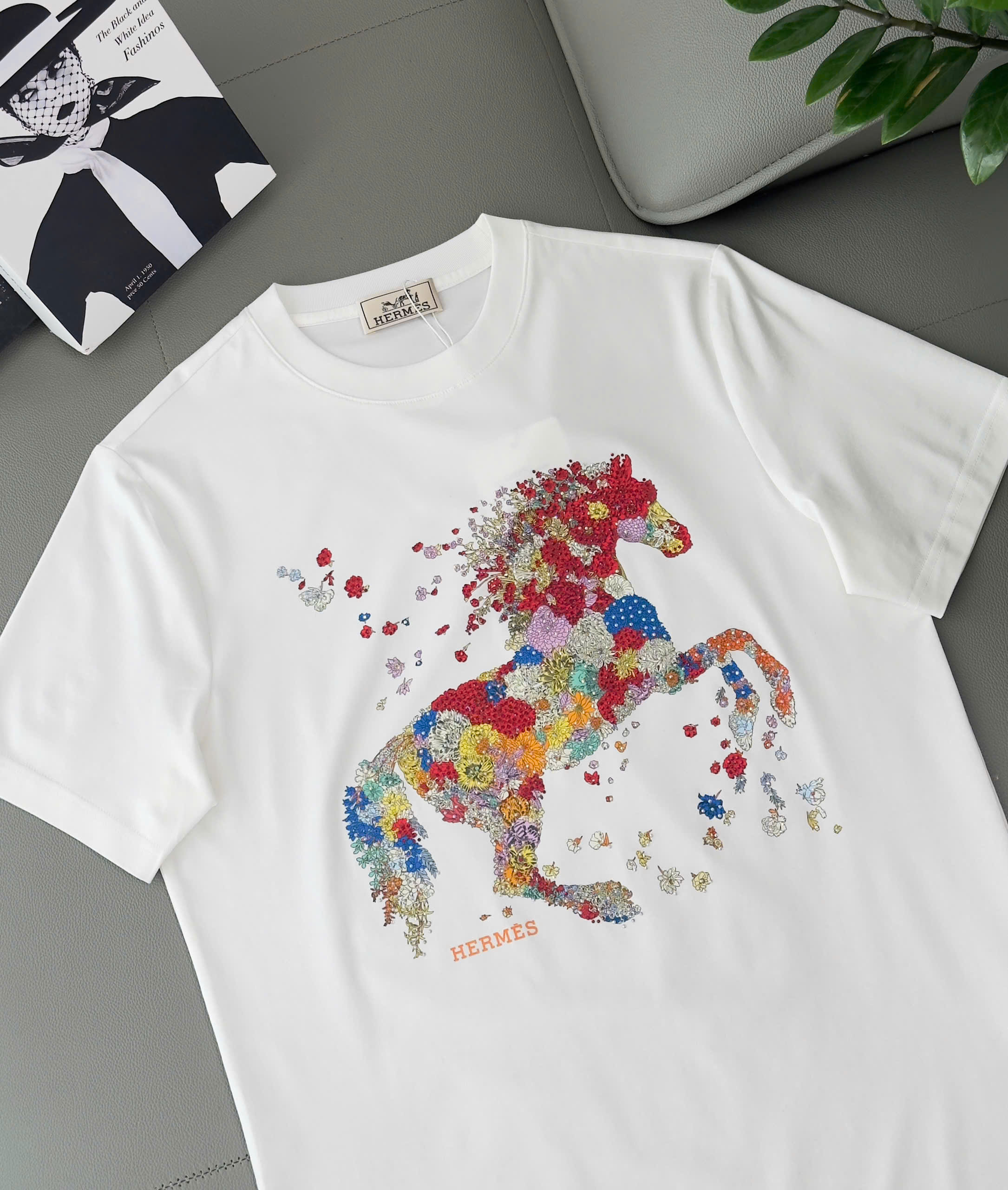 Áo phông T shirt Hermes HM họa tiết Ngựa hoa bay đính đá Like Auth S-XL DDT\Trắng