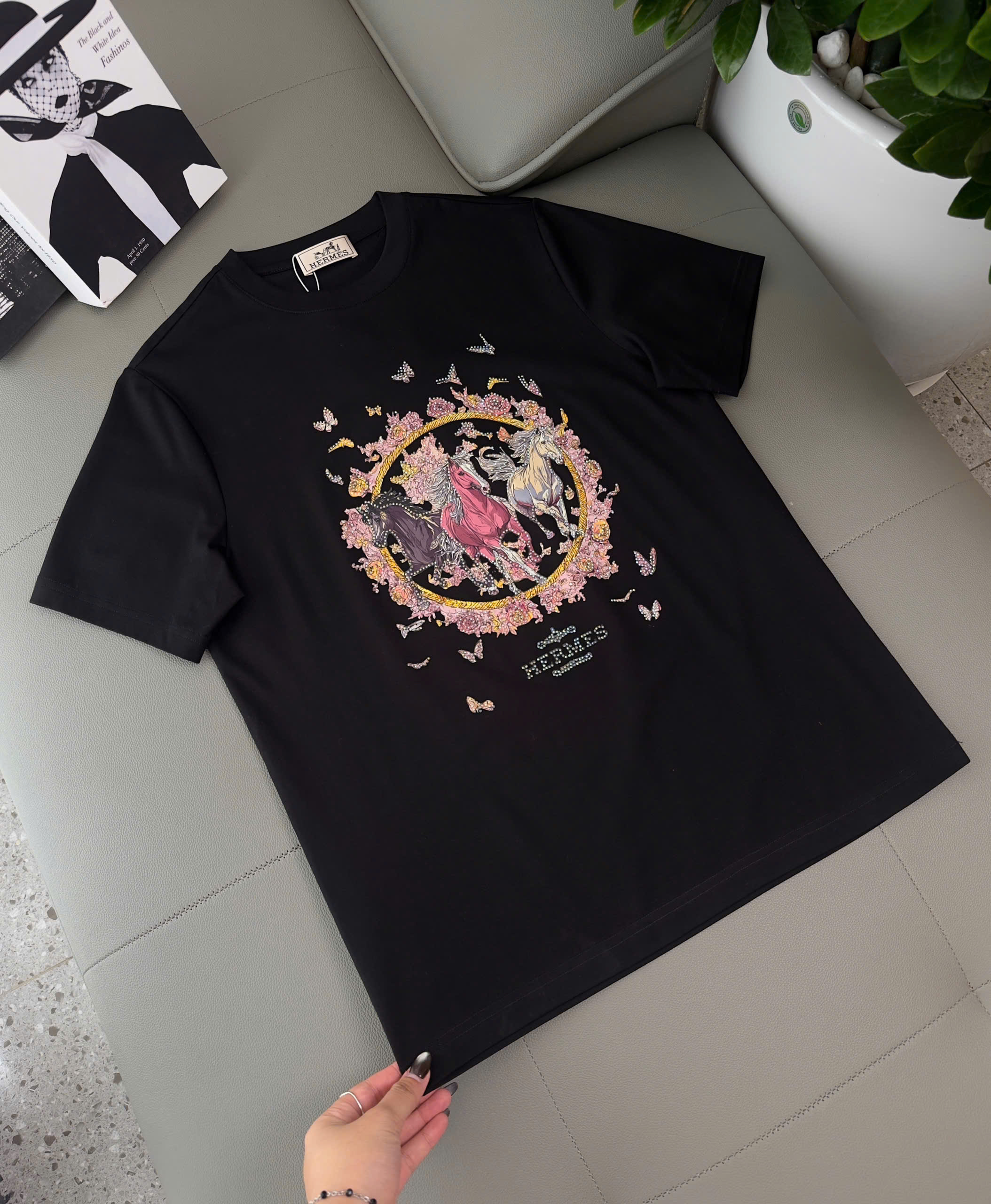Áo phông T shirt Hermes HM họa tiết Ngựa Phi đình hạt cườm Like Auth S-XL DDT\Đen
