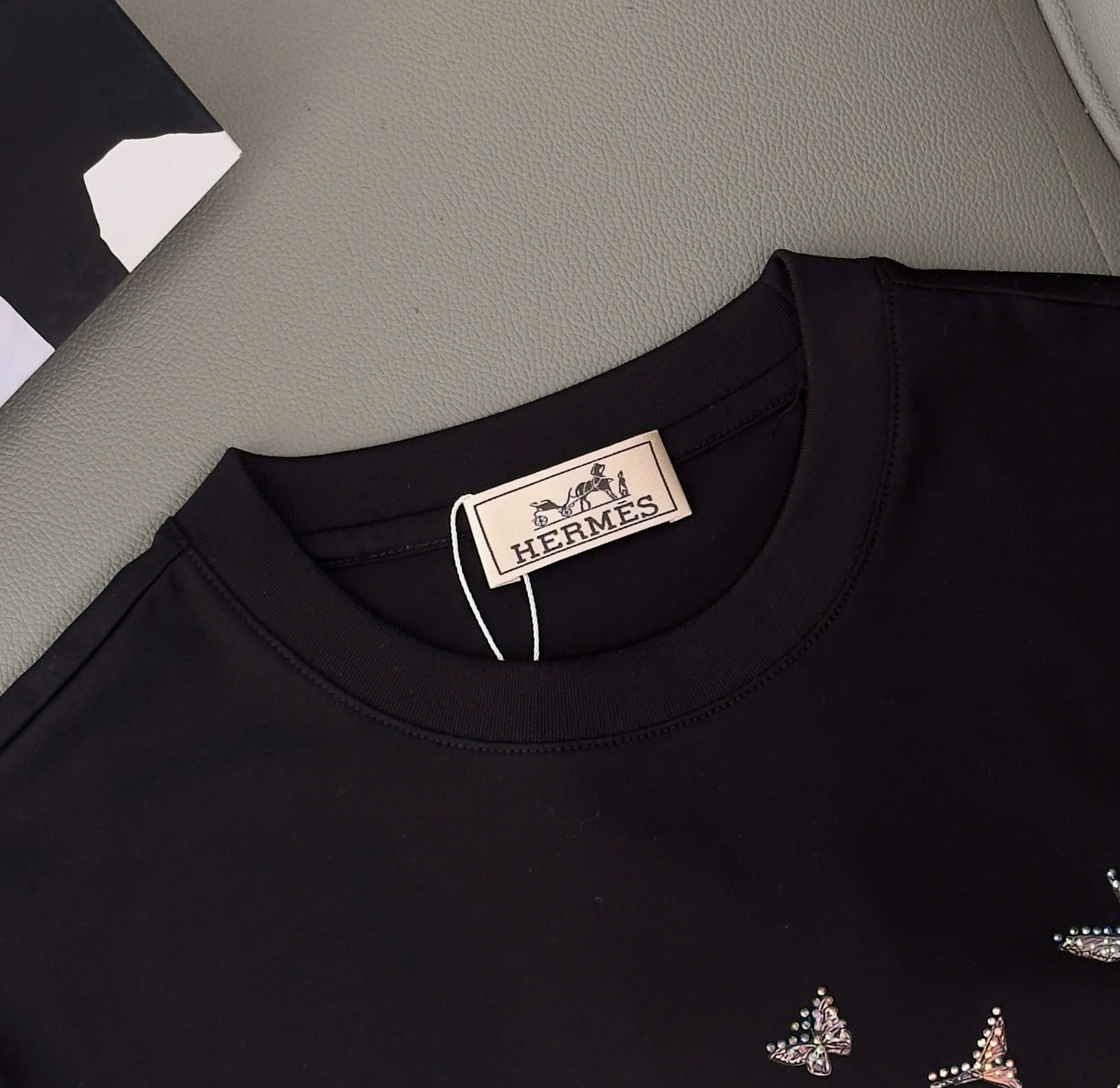 Áo phông T shirt Hermes HM họa tiết Ngựa Phi đình hạt cườm Like Auth S-XL DDT\Đen