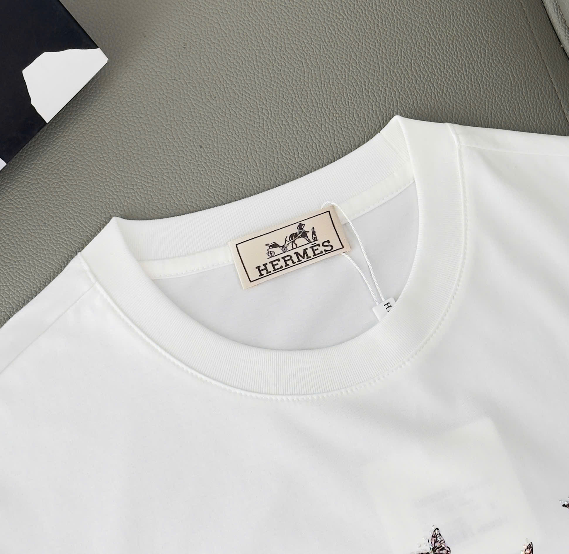 Áo phông T shirt Hermes HM họa tiết Ngựa Phi đình hạt cườm Like Auth S-XL DDT\Trắng