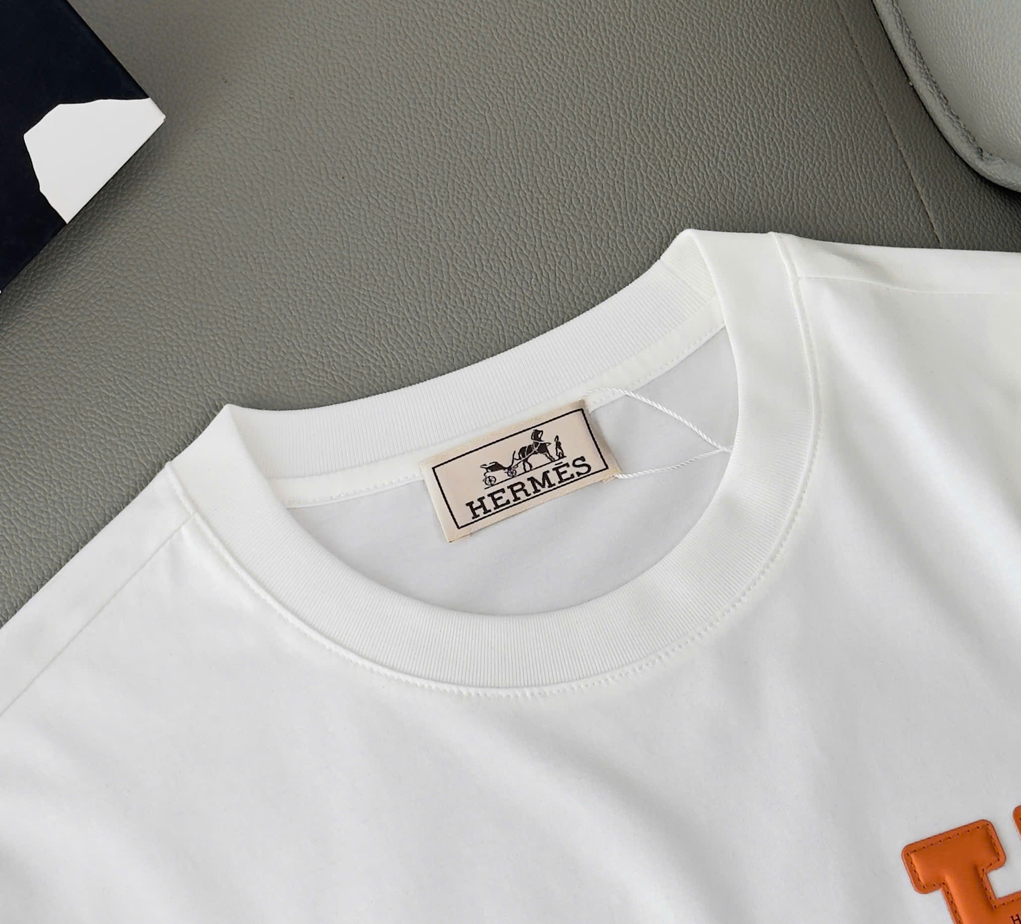 Áo phông T shirt Hermes HM logo chữ H tag da ngực Like Auth S-XL DDT\trắng