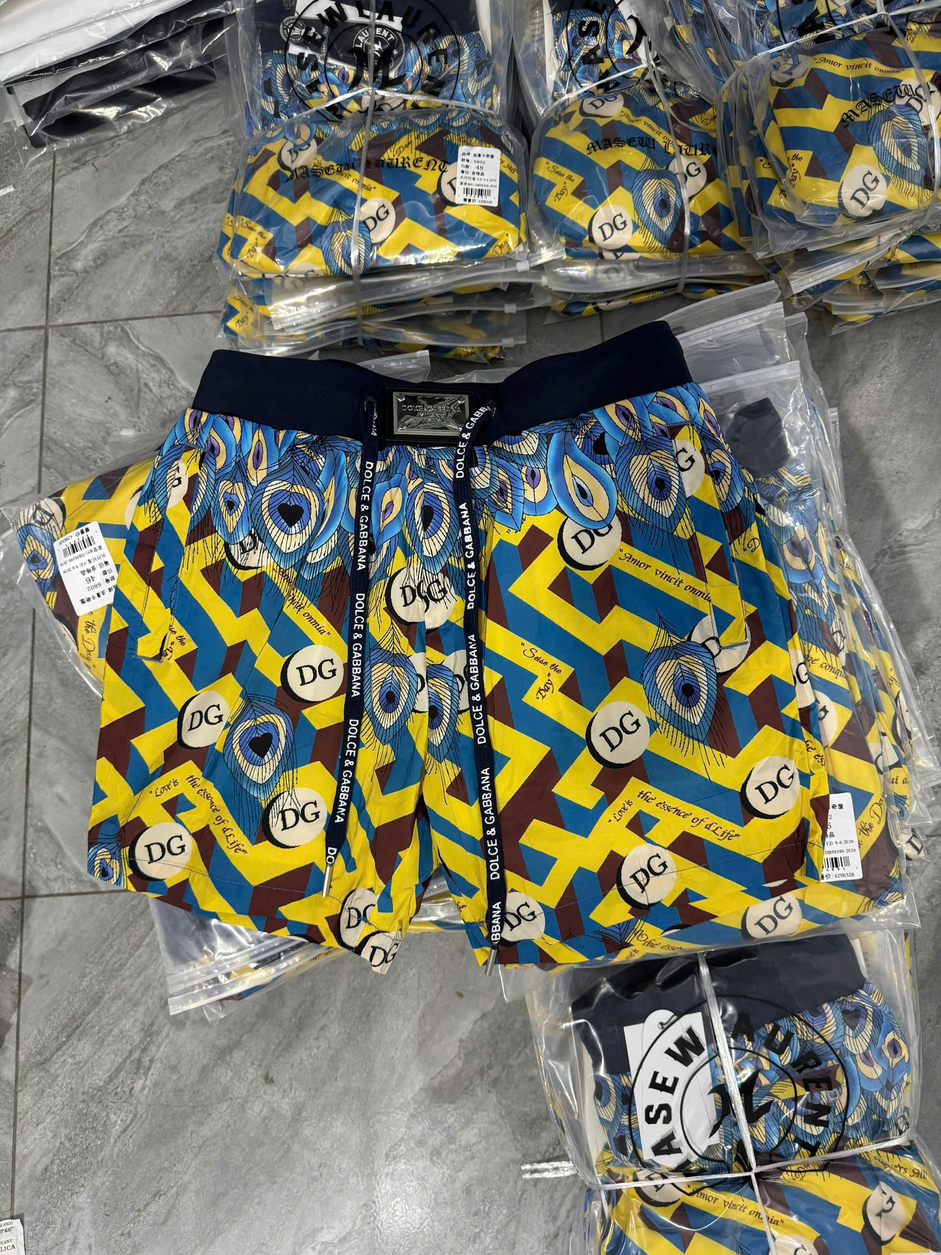 Quần short đùi gió hình Dolce Gabbana DG họa tiết Lông Công Like Auth 44-50 MK