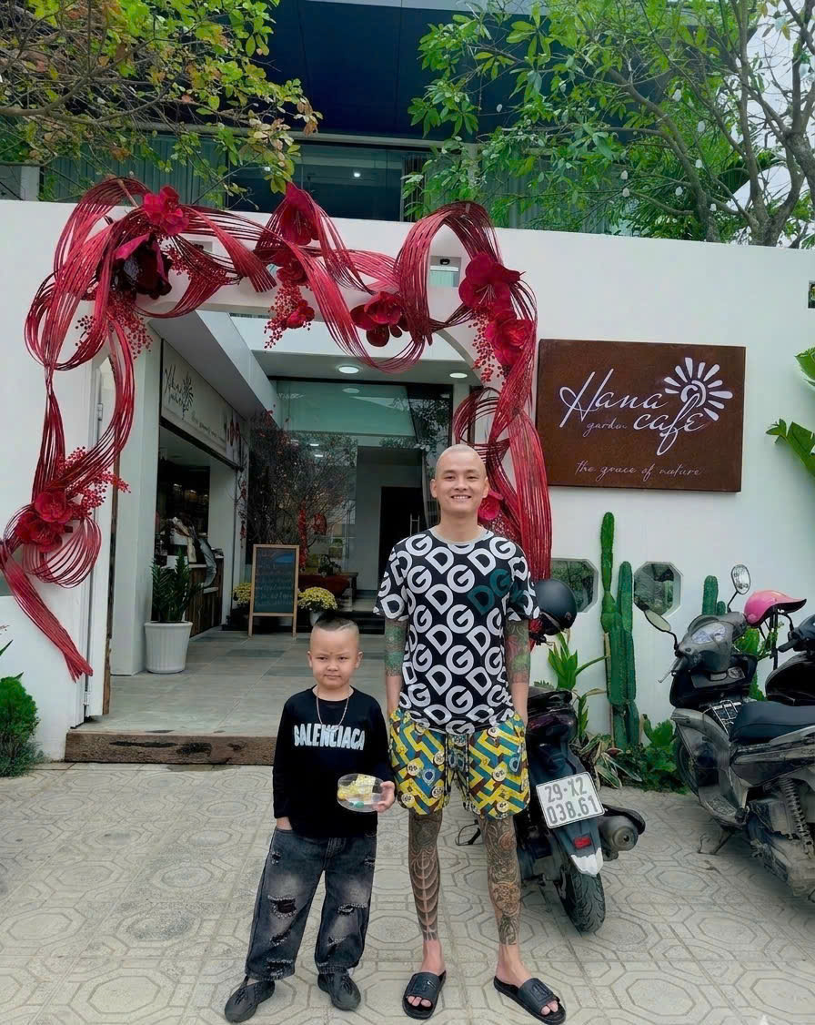 Quần short đùi gió hình Dolce Gabbana DG họa tiết Lông Công Like Auth 44-50 MK