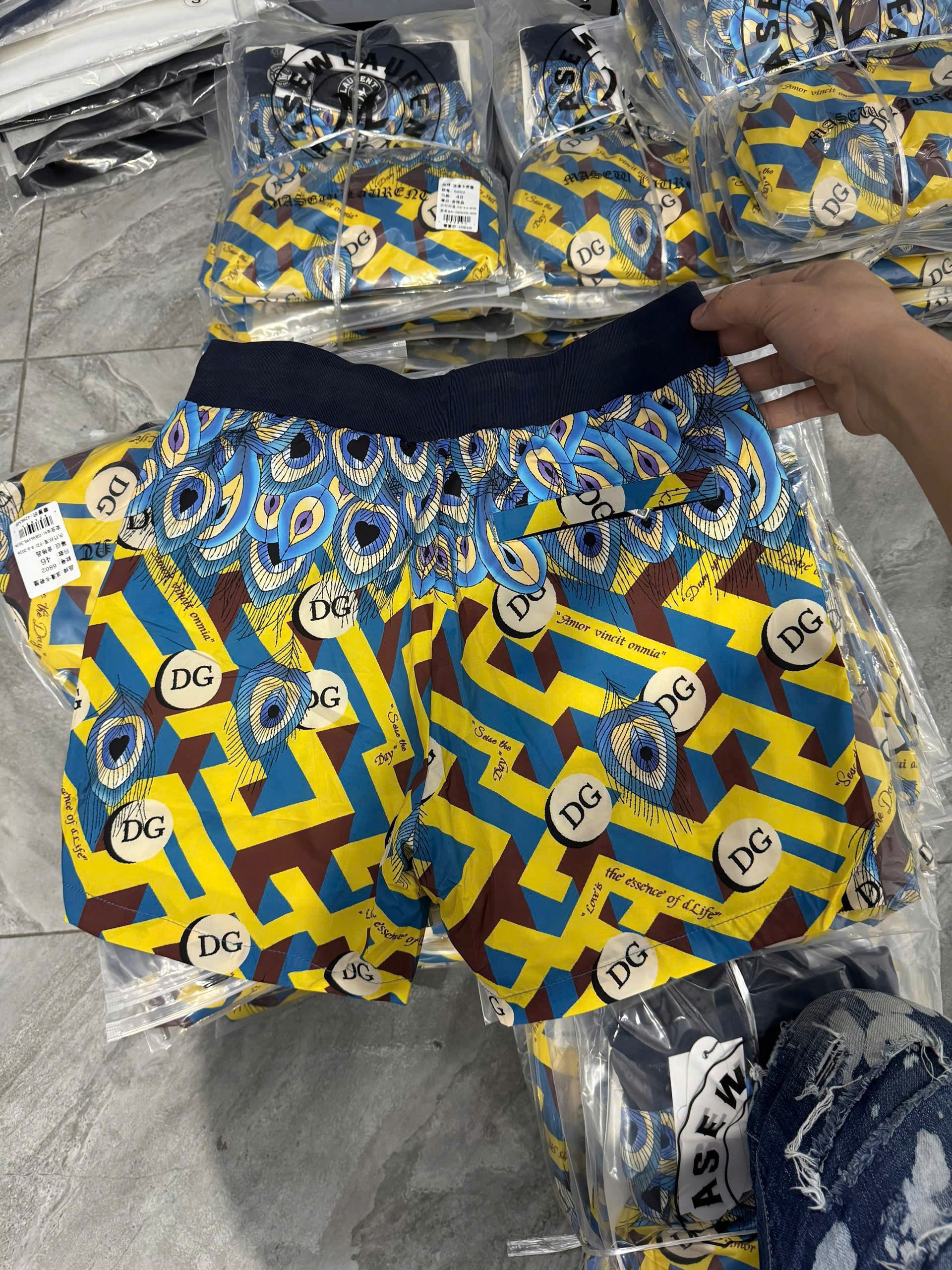 Quần short đùi gió hình Dolce Gabbana DG họa tiết Lông Công Like Auth 44-50 MK