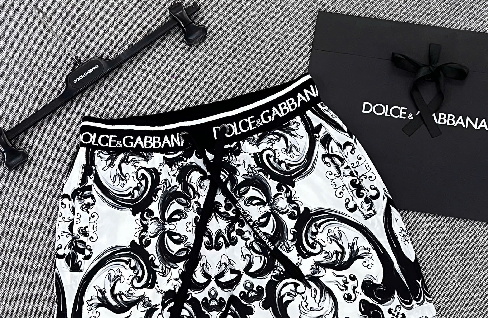 Quần short đùi gió hình Dolce Gabbana DG logo check cạp họa tiết vạn hoa Like Auth 44-50 MK