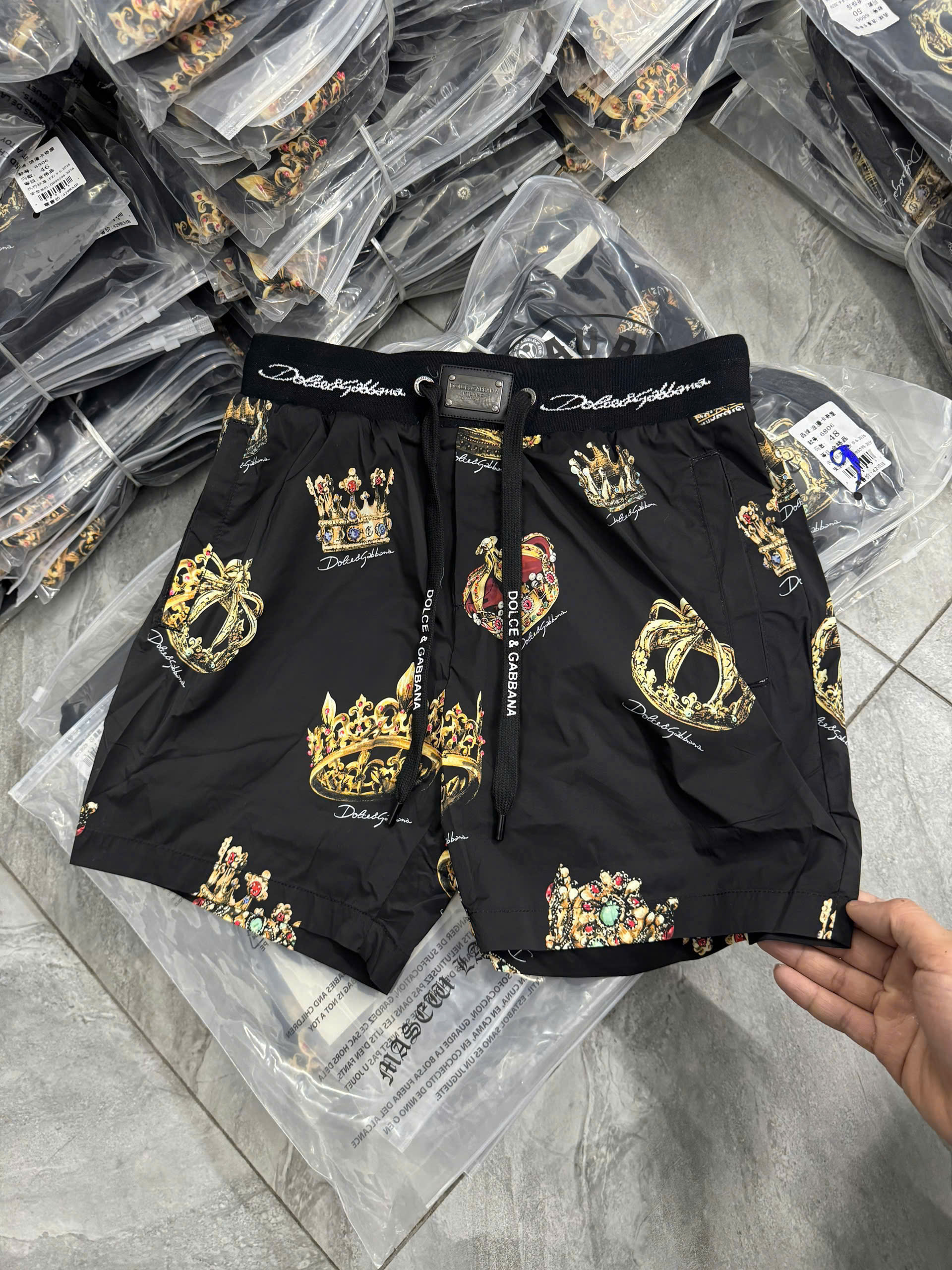 Quần short đùi gió hình Dolce Gabbana DG logo check cạp họa tiết Vương Miện Like Auth 44-50 MK