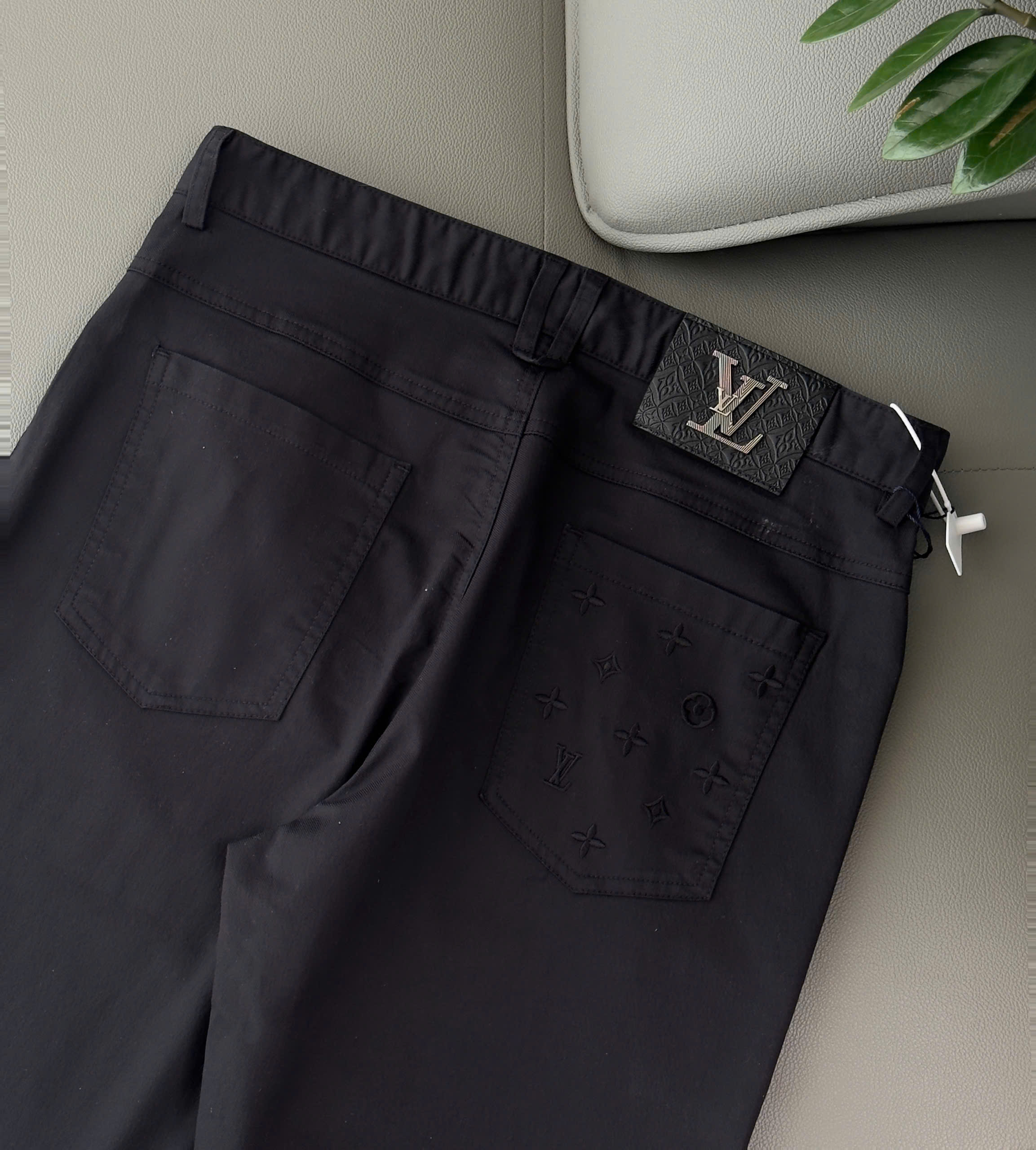 Quần kaki Louis Vuitton LV Đen logo thêu túi sau monogram tag da Like Auth 28-36 DDT