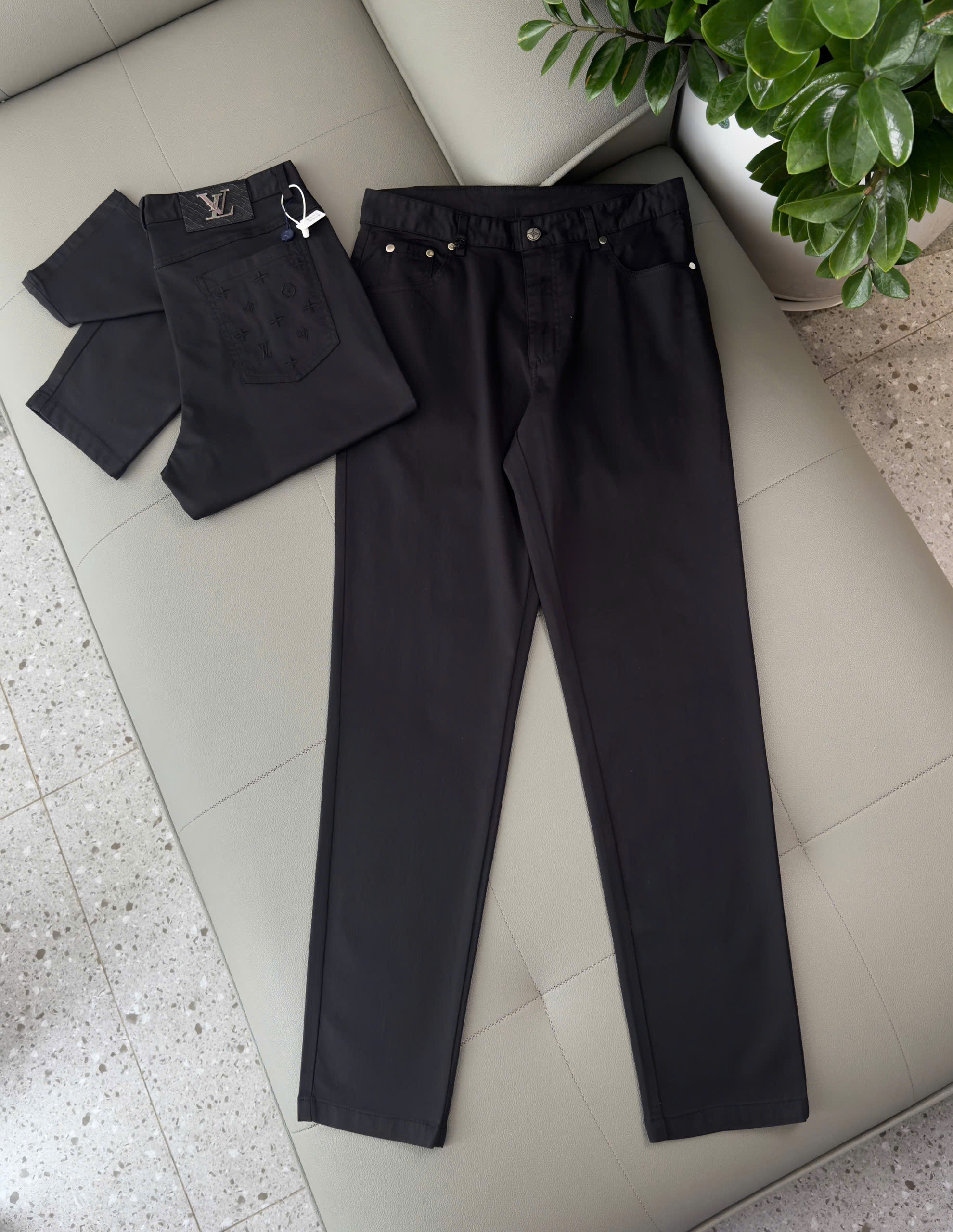 Quần kaki Louis Vuitton LV Đen logo thêu túi sau monogram tag da Like Auth 28-36 DDT