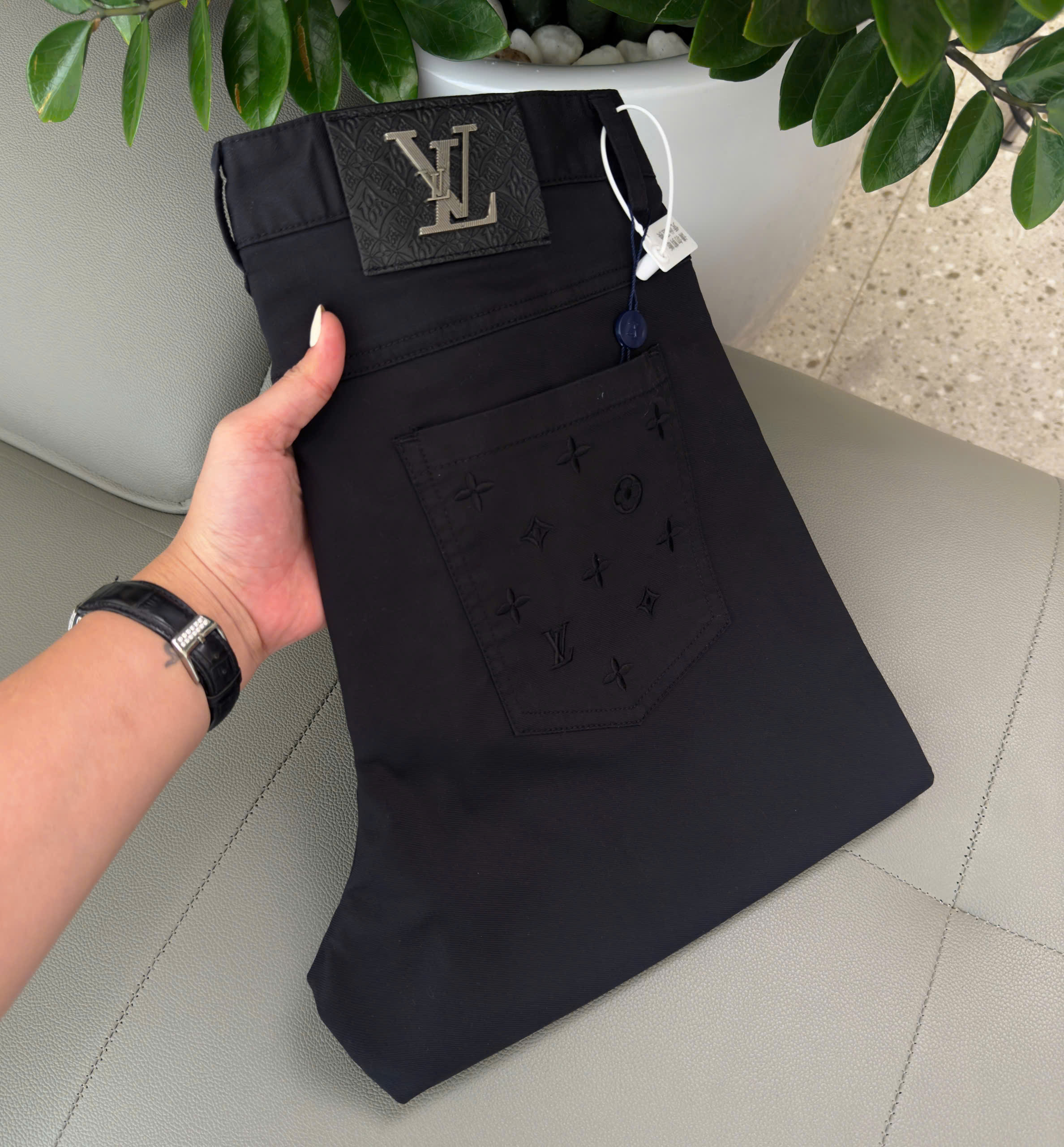 Quần kaki Louis Vuitton LV Đen logo thêu túi sau monogram tag da Like Auth 28-36 DDT