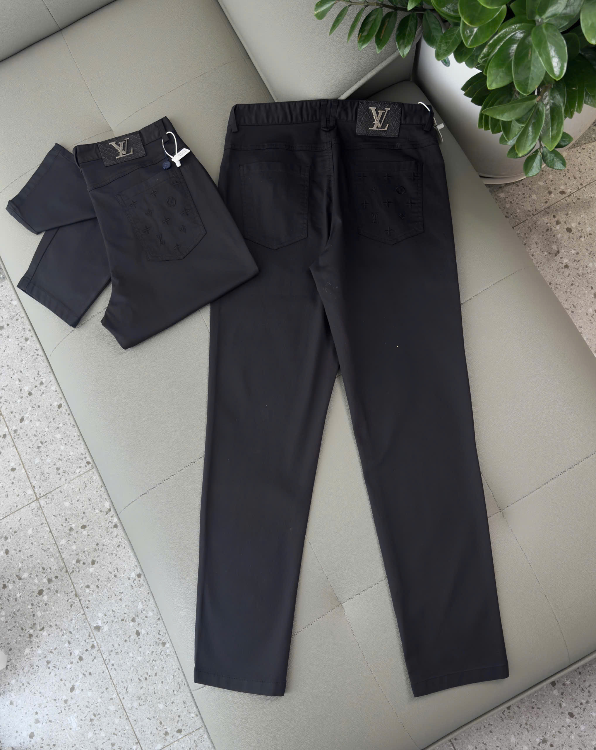Quần kaki Louis Vuitton LV Đen logo thêu túi sau monogram tag da Like Auth 28-36 DDT