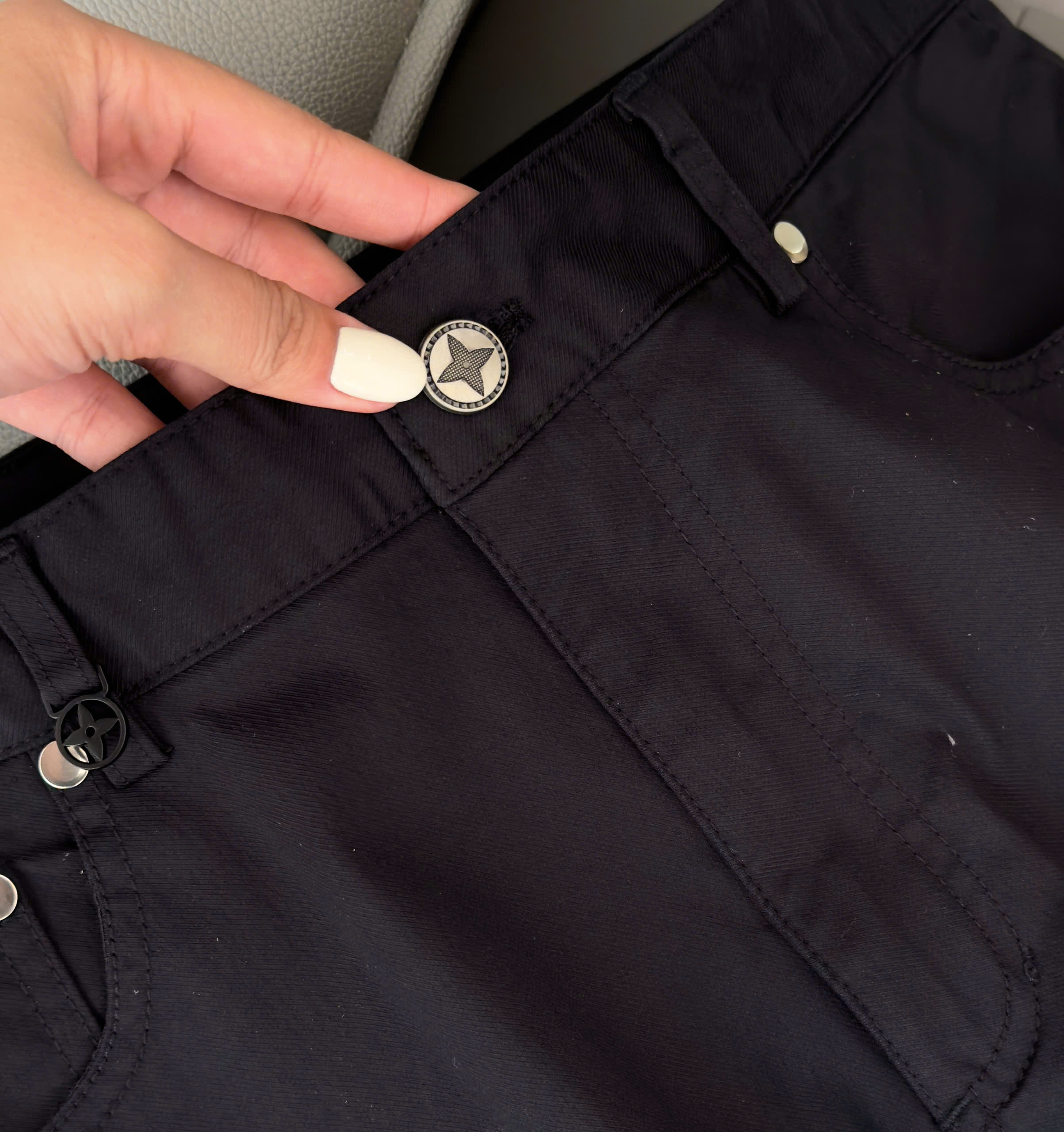 Quần kaki Louis Vuitton LV Đen logo thêu túi sau monogram tag da Like Auth 28-36 DDT