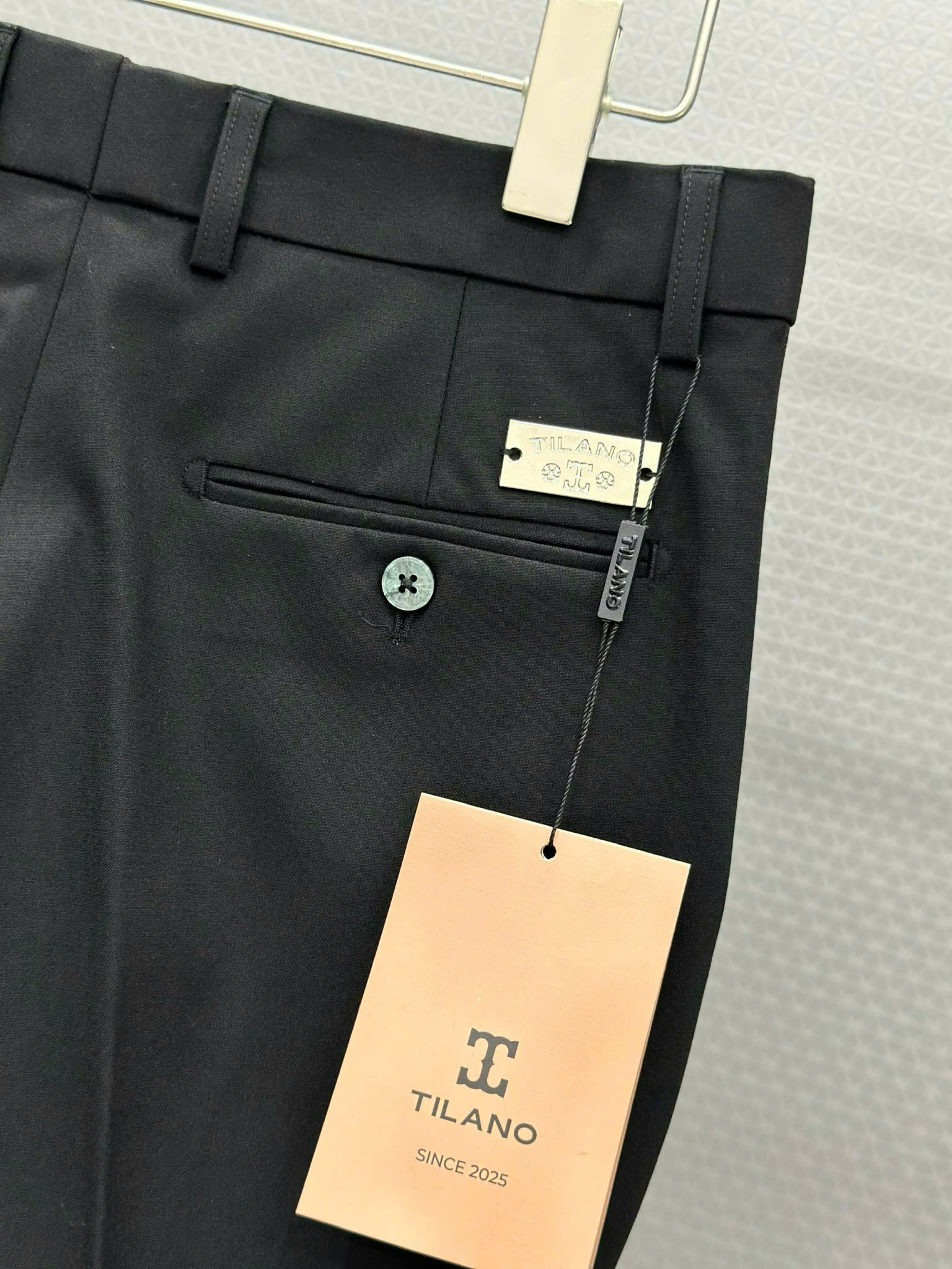 Quần tây âu Tilano logo bạc tag vuông túi sau Like Auth 29-35 VTN