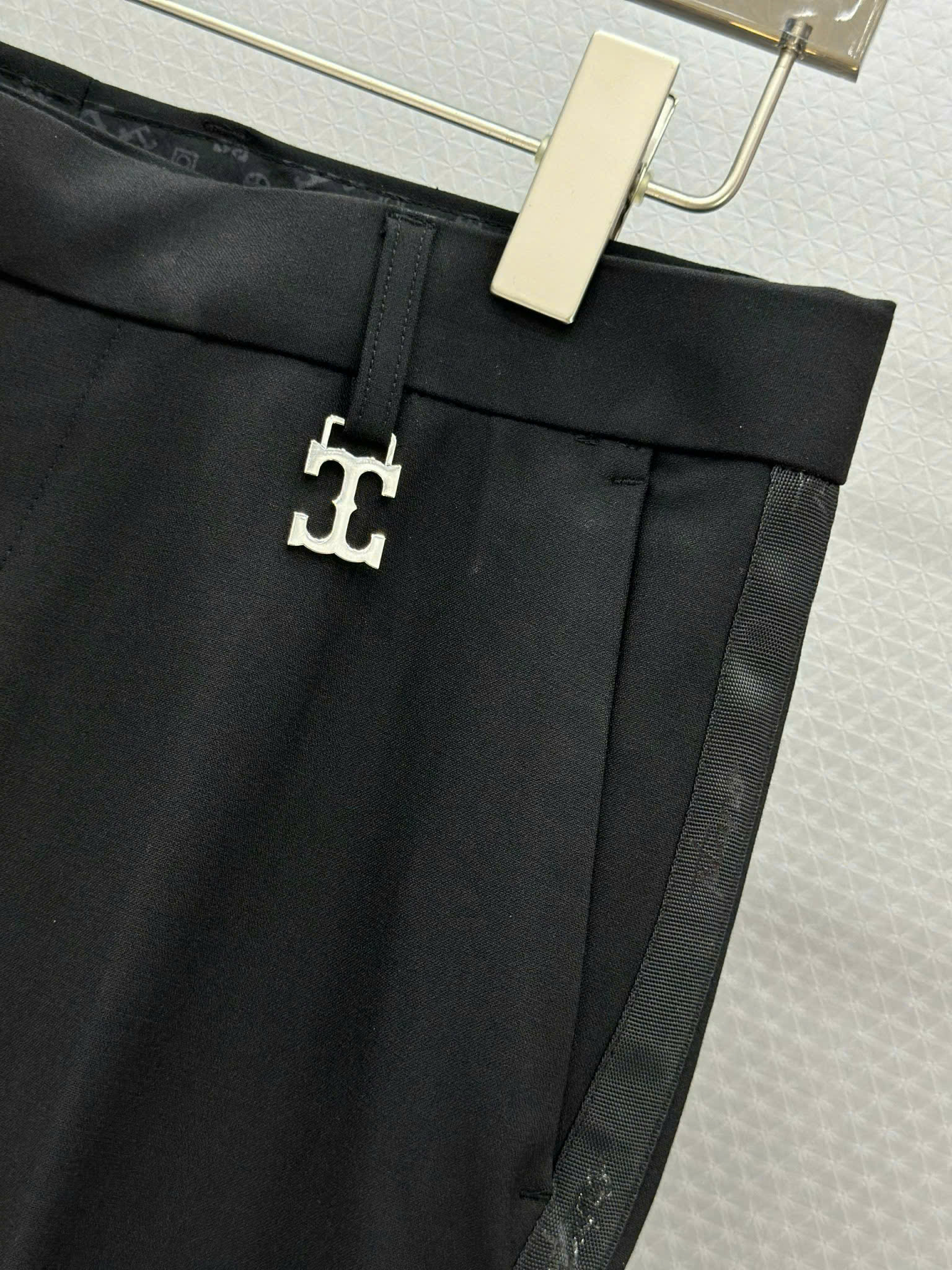 Quần tây âu Tilano logo chữ T bạc tag cạp phối viền vải Like Auth 29-35 VTN