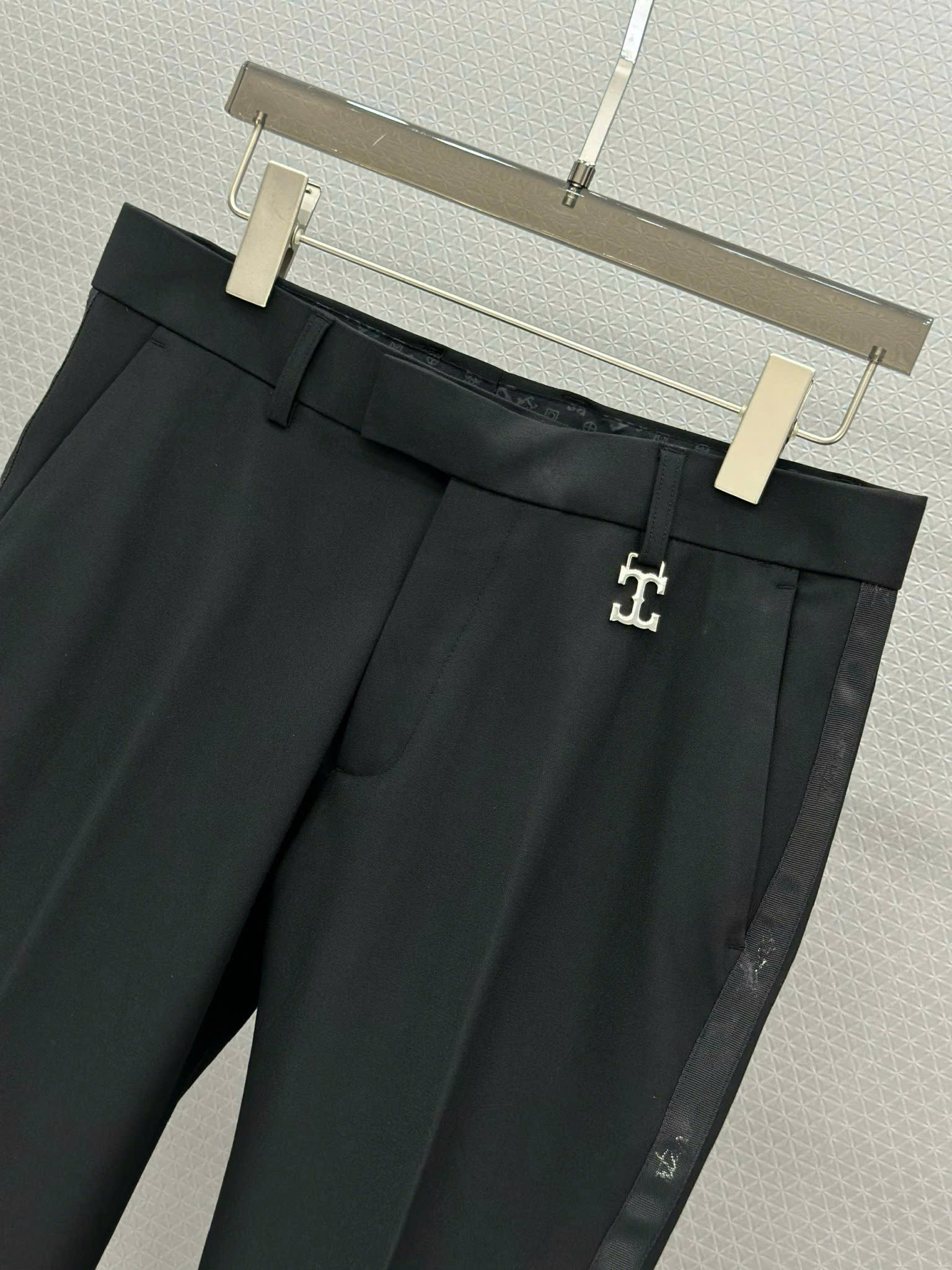 Quần tây âu Tilano logo chữ T bạc tag cạp phối viền vải Like Auth 29-35 VTN