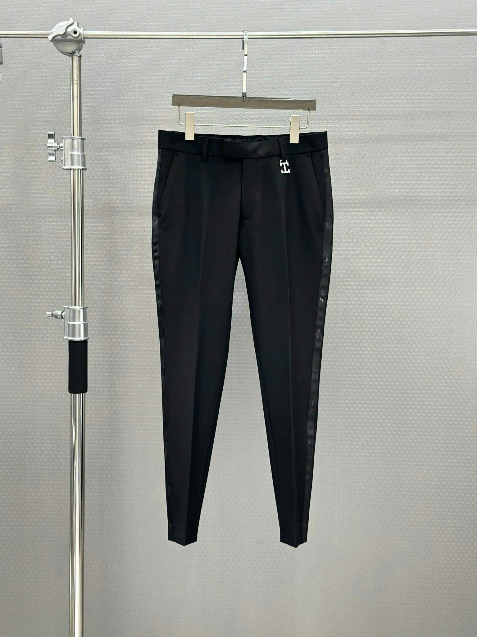 Quần tây âu Tilano logo chữ T bạc tag cạp phối viền vải Like Auth 29-35 VTN