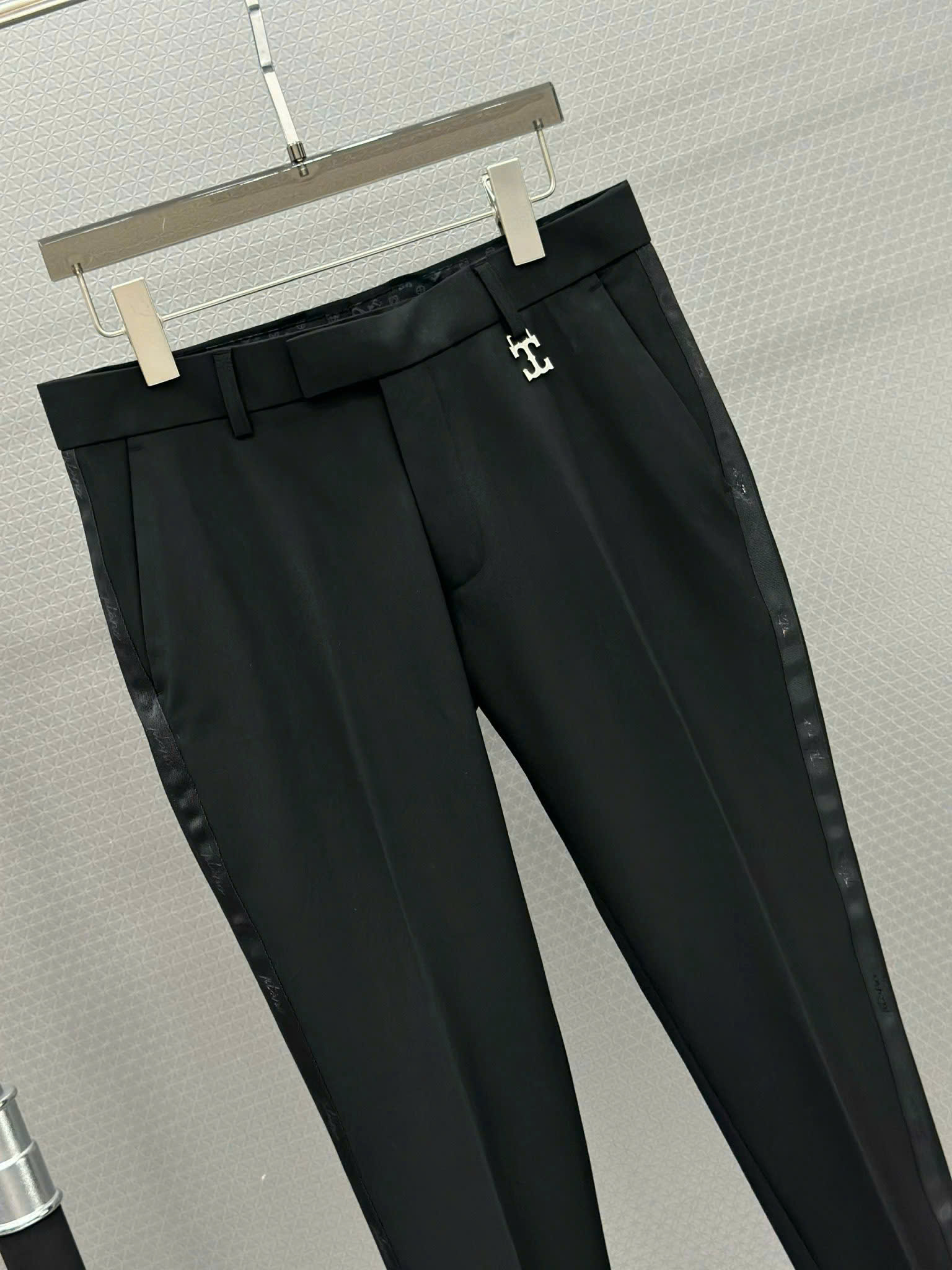 Quần tây âu Tilano logo chữ T bạc tag cạp phối viền vải Like Auth 29-35 VTN