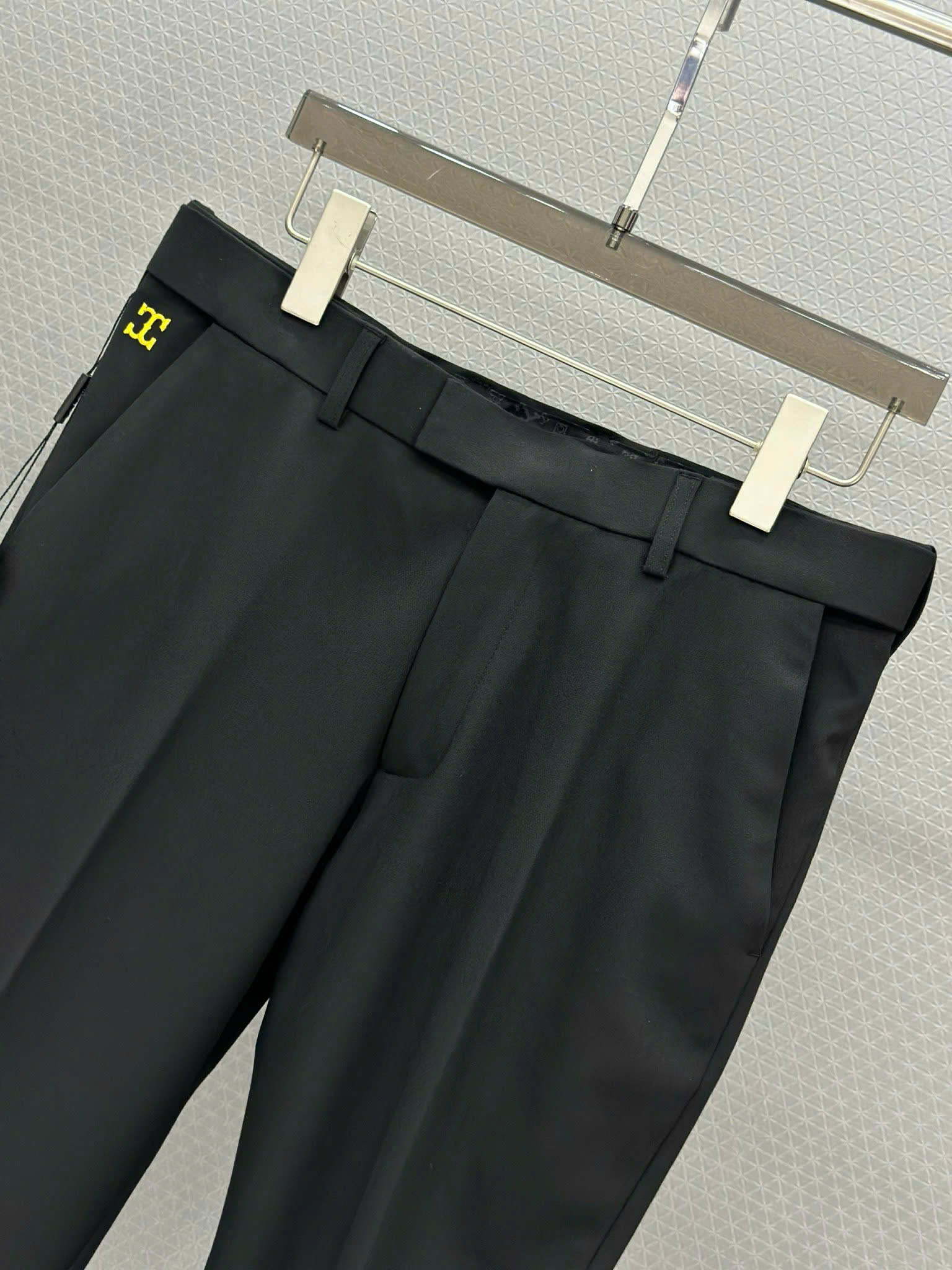 Quần tây âu Tilano logo thêu chữ T chỉ Vàng và tag tam giác túi sau Like Auth 29-35 VTN