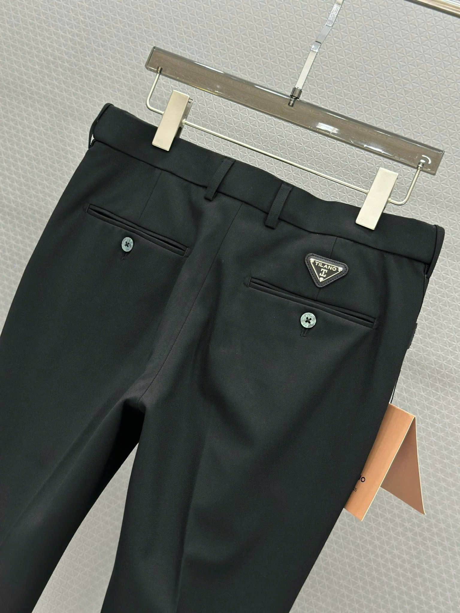 Quần tây âu Tilano logo thêu chữ T chỉ Vàng và tag tam giác túi sau Like Auth 29-35 VTN