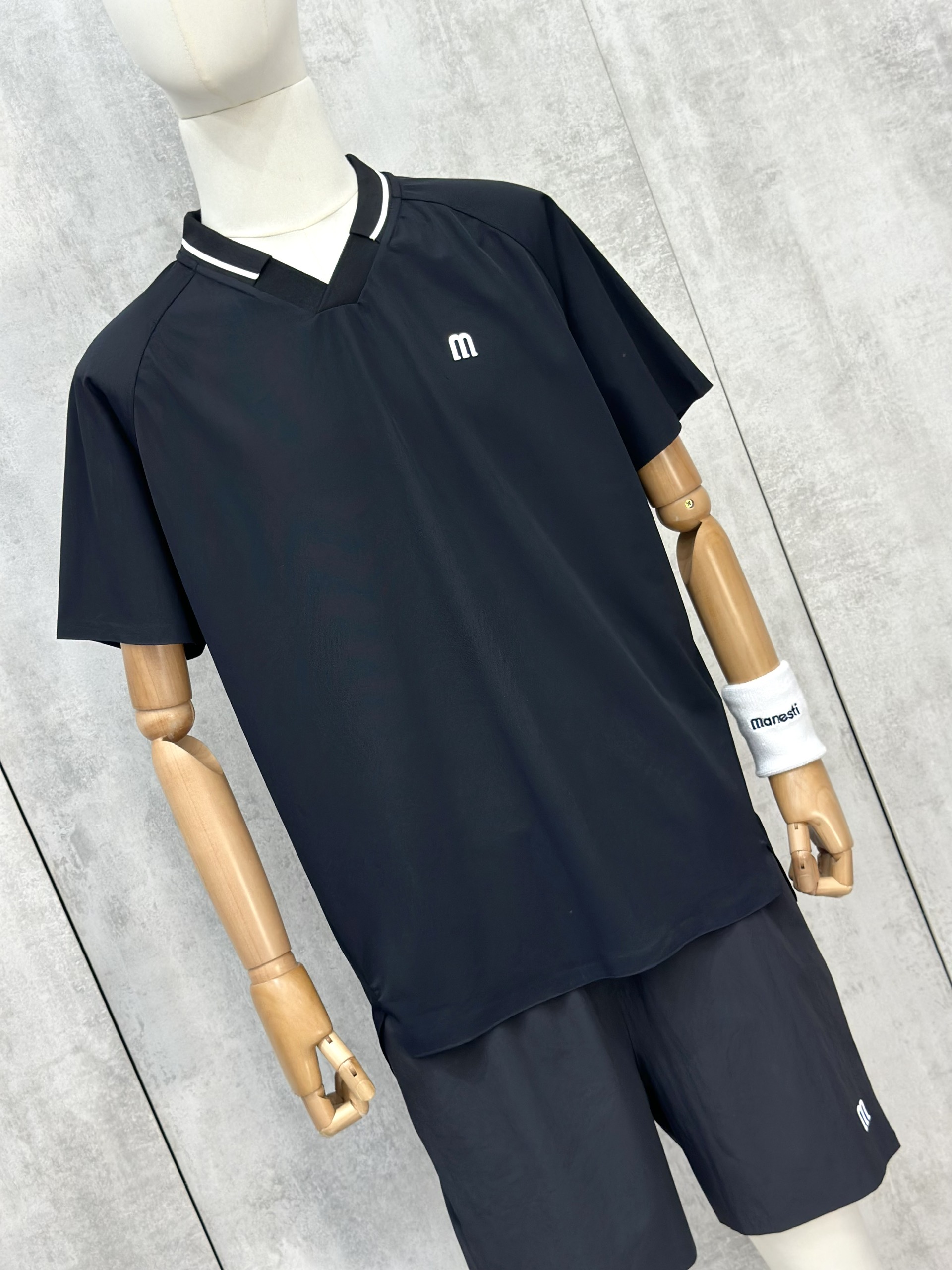 Set bộ thể thao hè Manseti Đen cổ tim Like Auth S-XL VTN