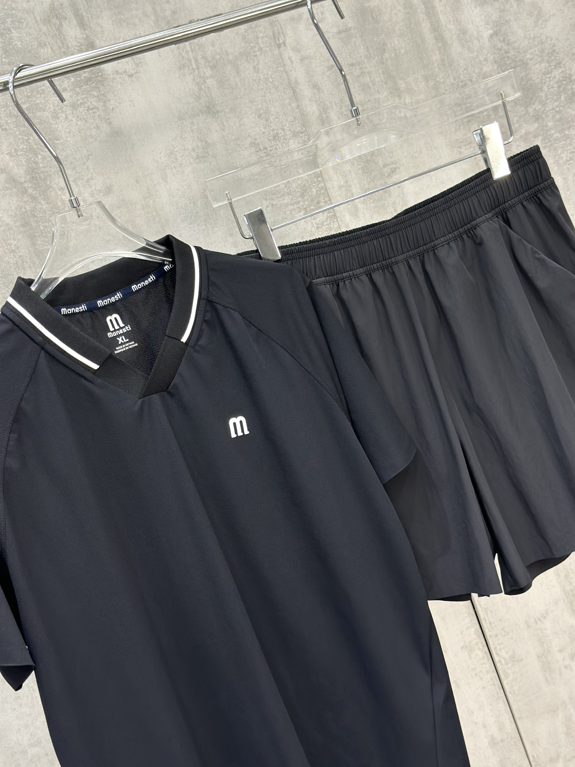 Set bộ thể thao hè Manseti Đen cổ tim Like Auth S-XL VTN