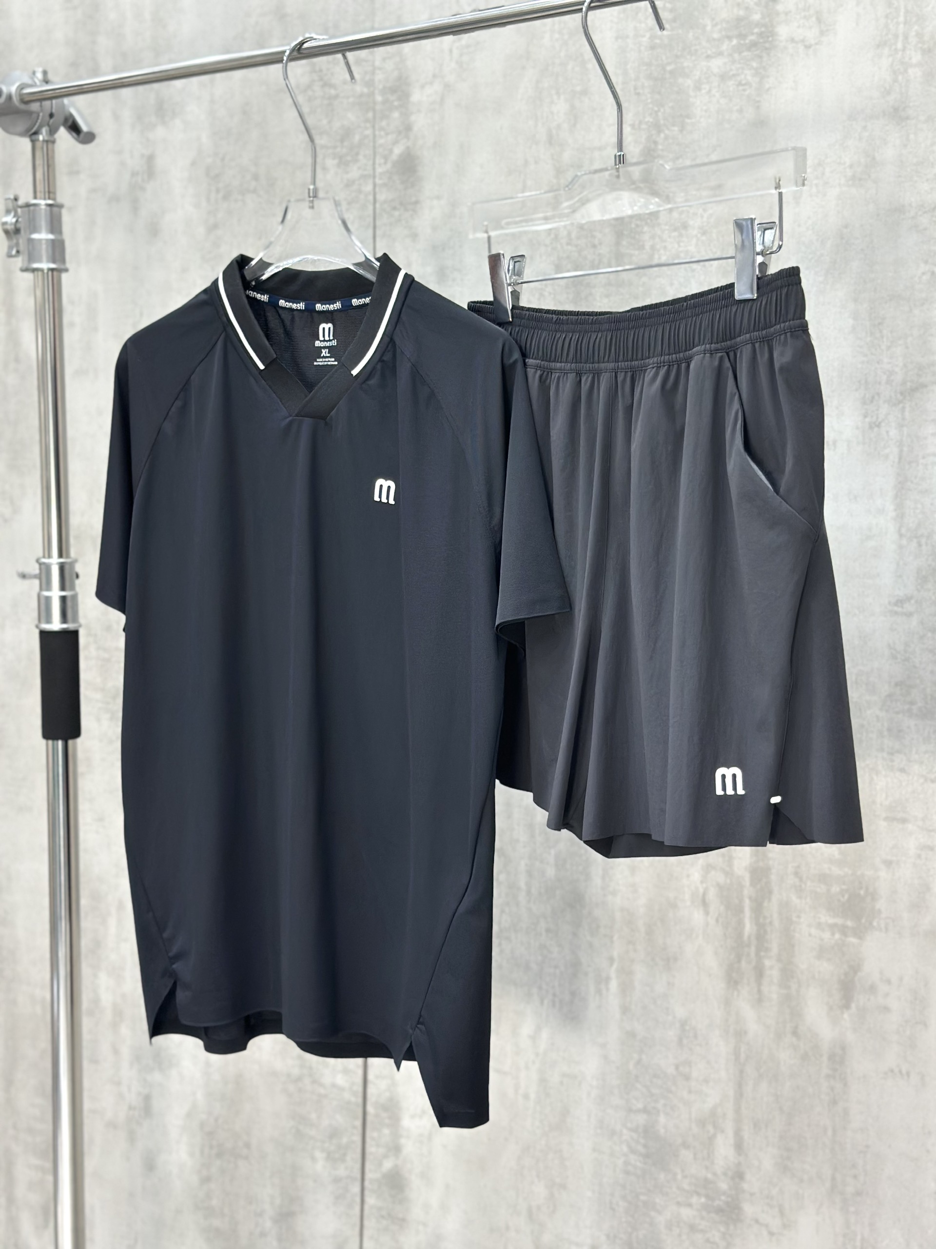 Set bộ thể thao hè Manseti Đen cổ tim Like Auth S-XL VTN