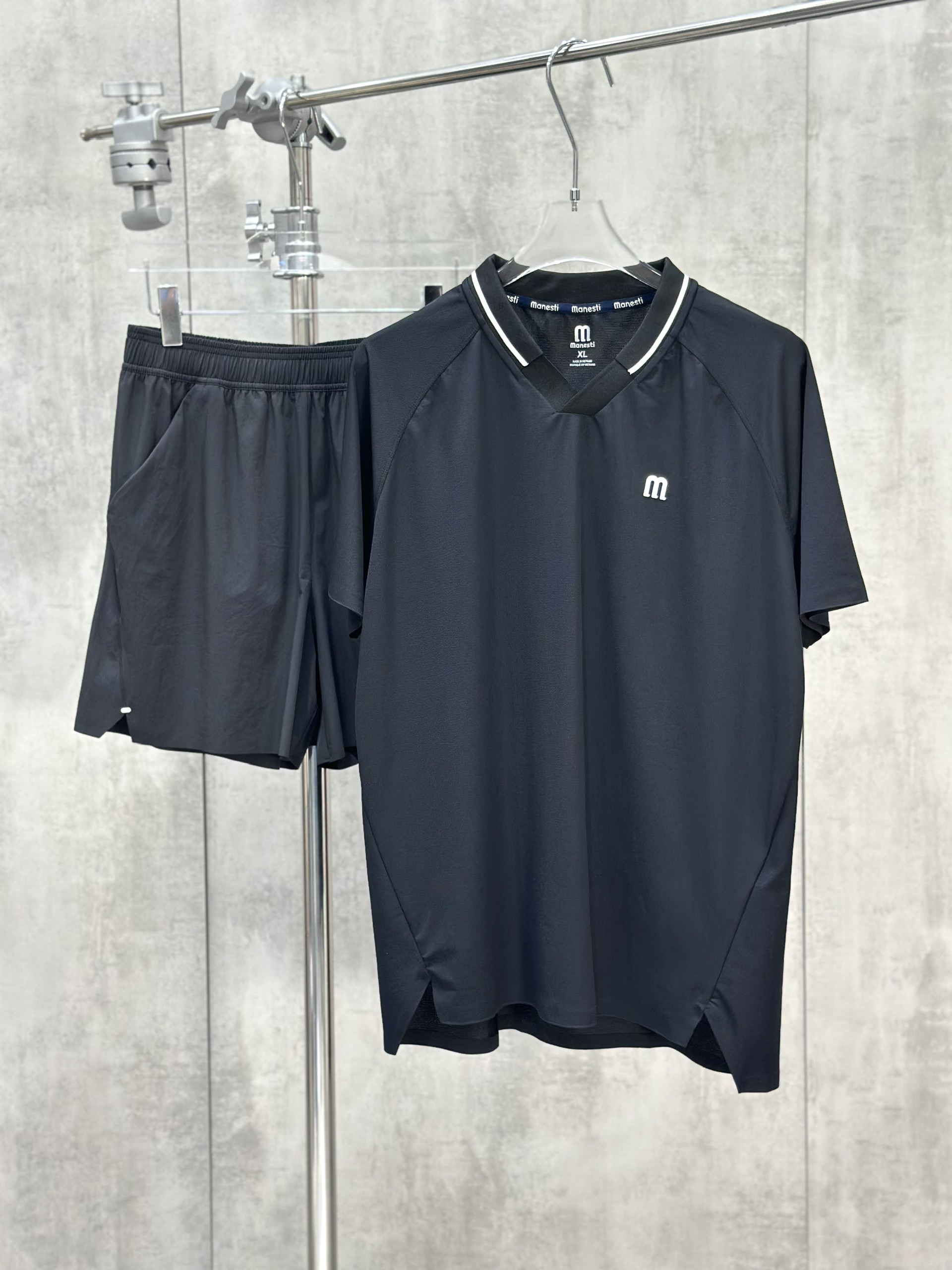 Set bộ thể thao hè Manseti Đen cổ tim Like Auth S-XL VTN