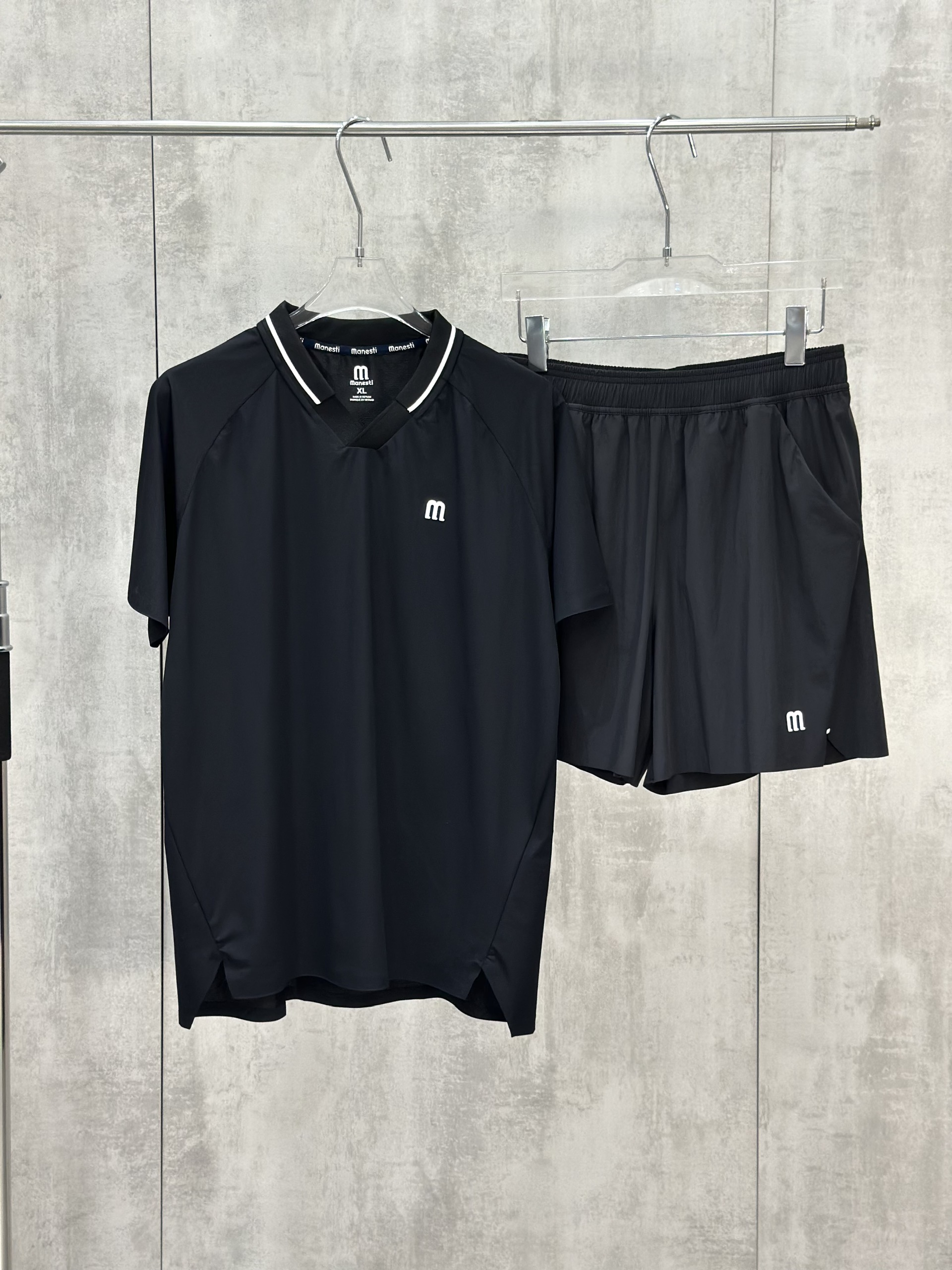 Set bộ thể thao hè Manseti Đen cổ tim Like Auth S-XL VTN