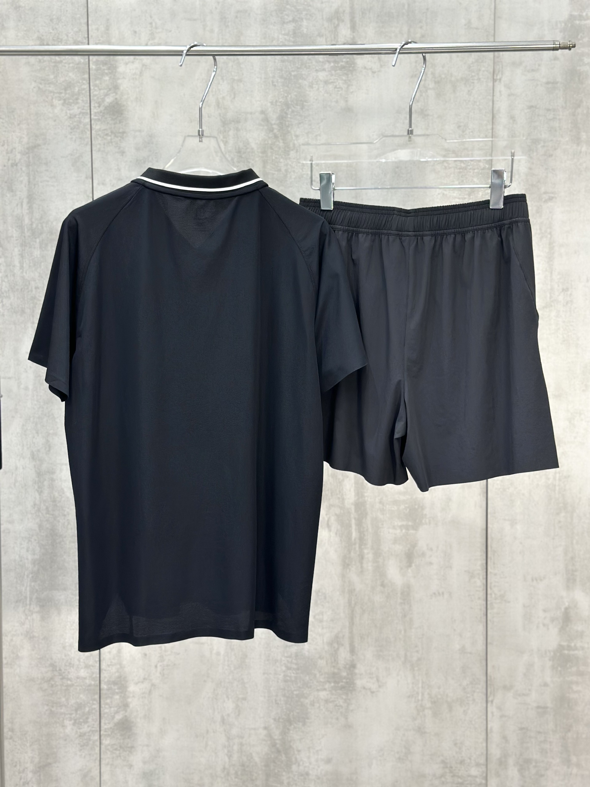 Set bộ thể thao hè Manseti Đen cổ tim Like Auth S-XL VTN