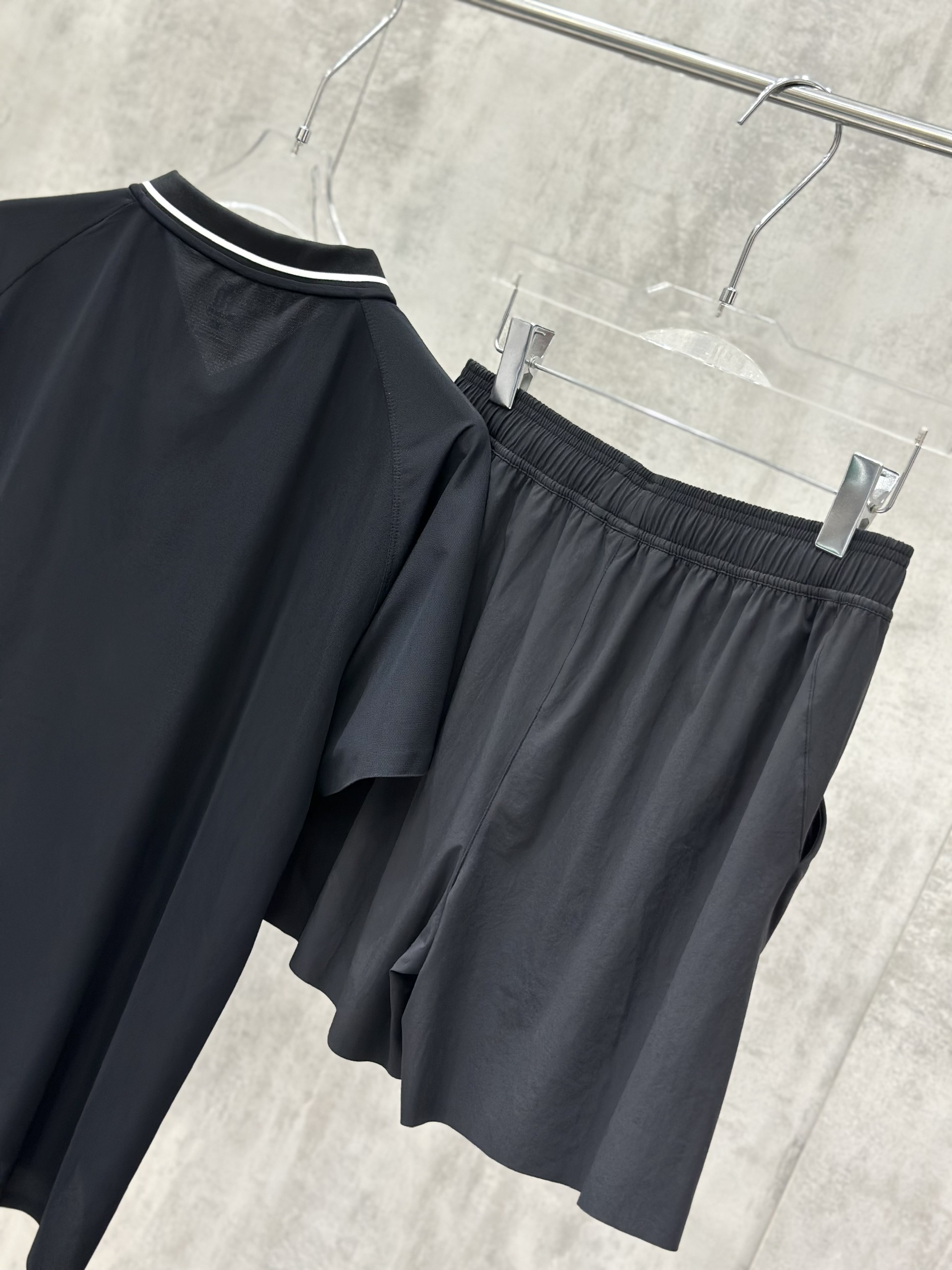 Set bộ thể thao hè Manseti Đen cổ tim Like Auth S-XL VTN