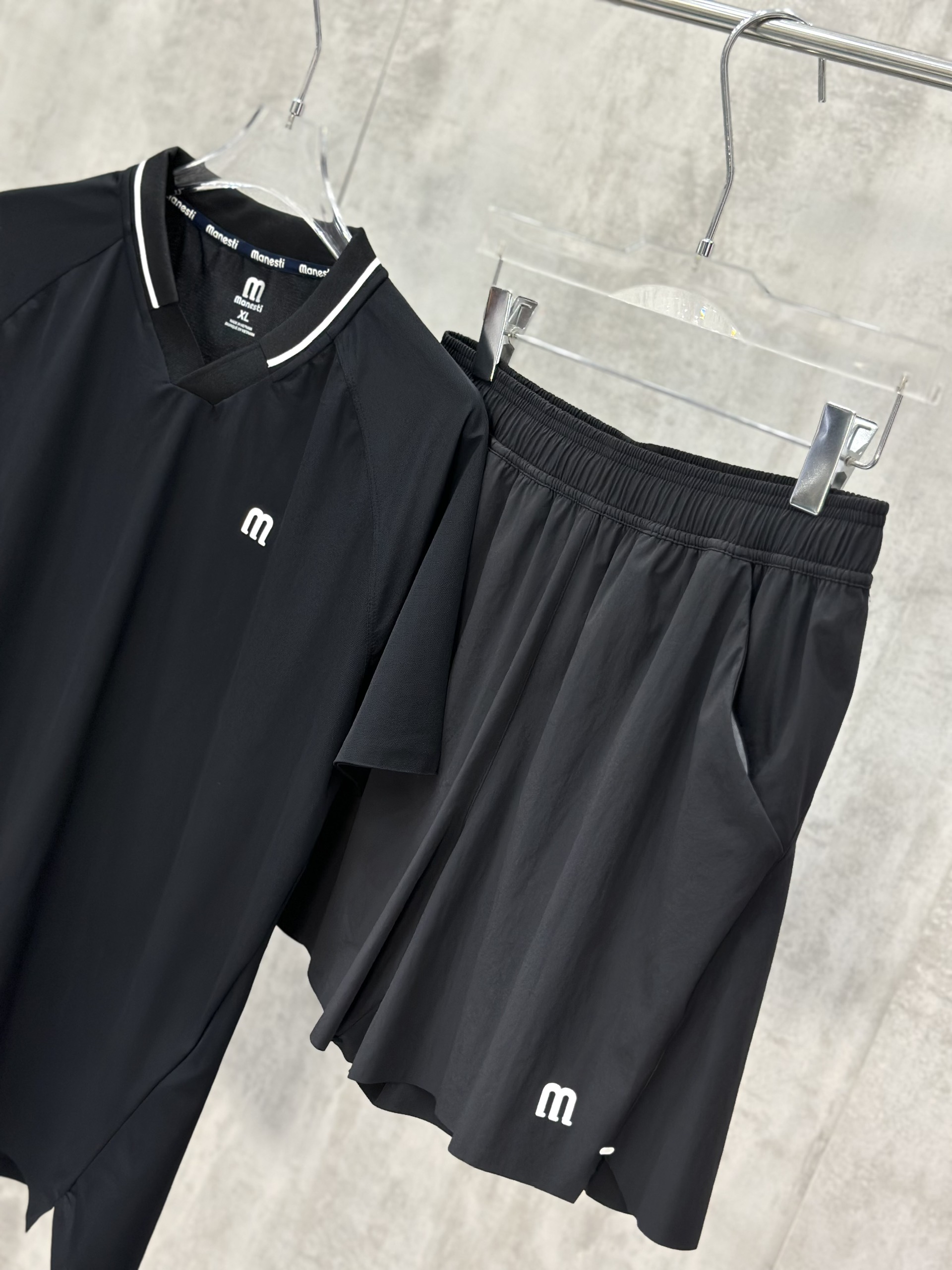 Set bộ thể thao hè Manseti Đen cổ tim Like Auth S-XL VTN