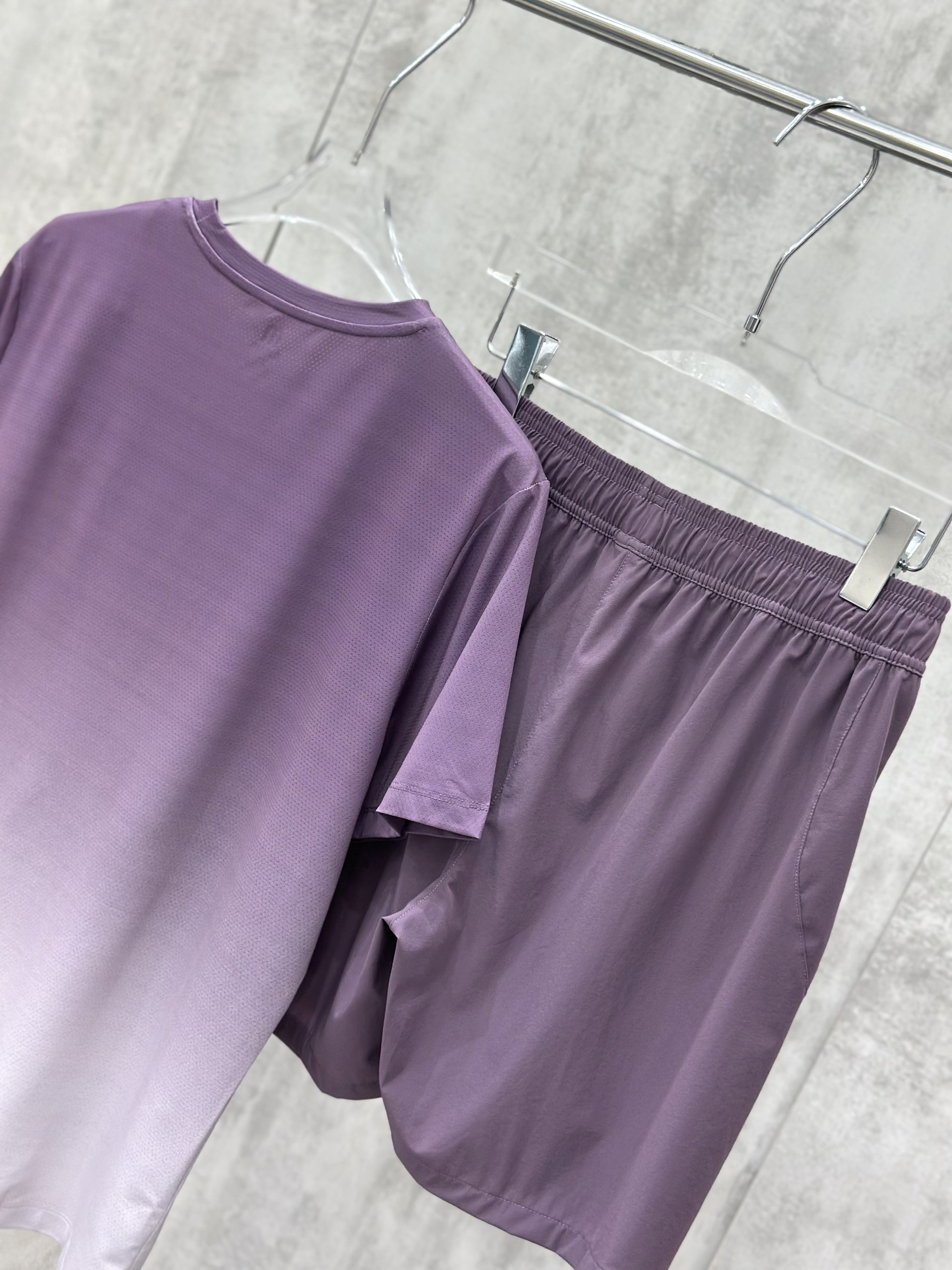 Set bộ thể thao hè Manseti Tím hiệu ứng Gradient cổ tròn Like Auth S-XL VTN