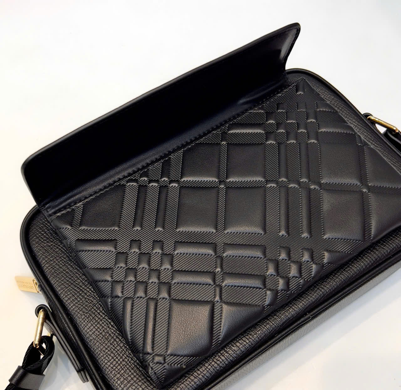 Túi đeo chéo Burberry BBR nắp gập vân chéo Like Auth 25x16x7 DDT