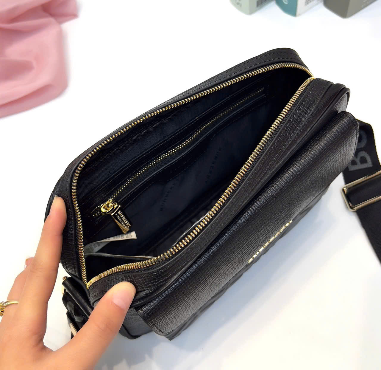 Túi đeo chéo Burberry BBR nắp gập vân chéo Like Auth 25x16x7 DDT