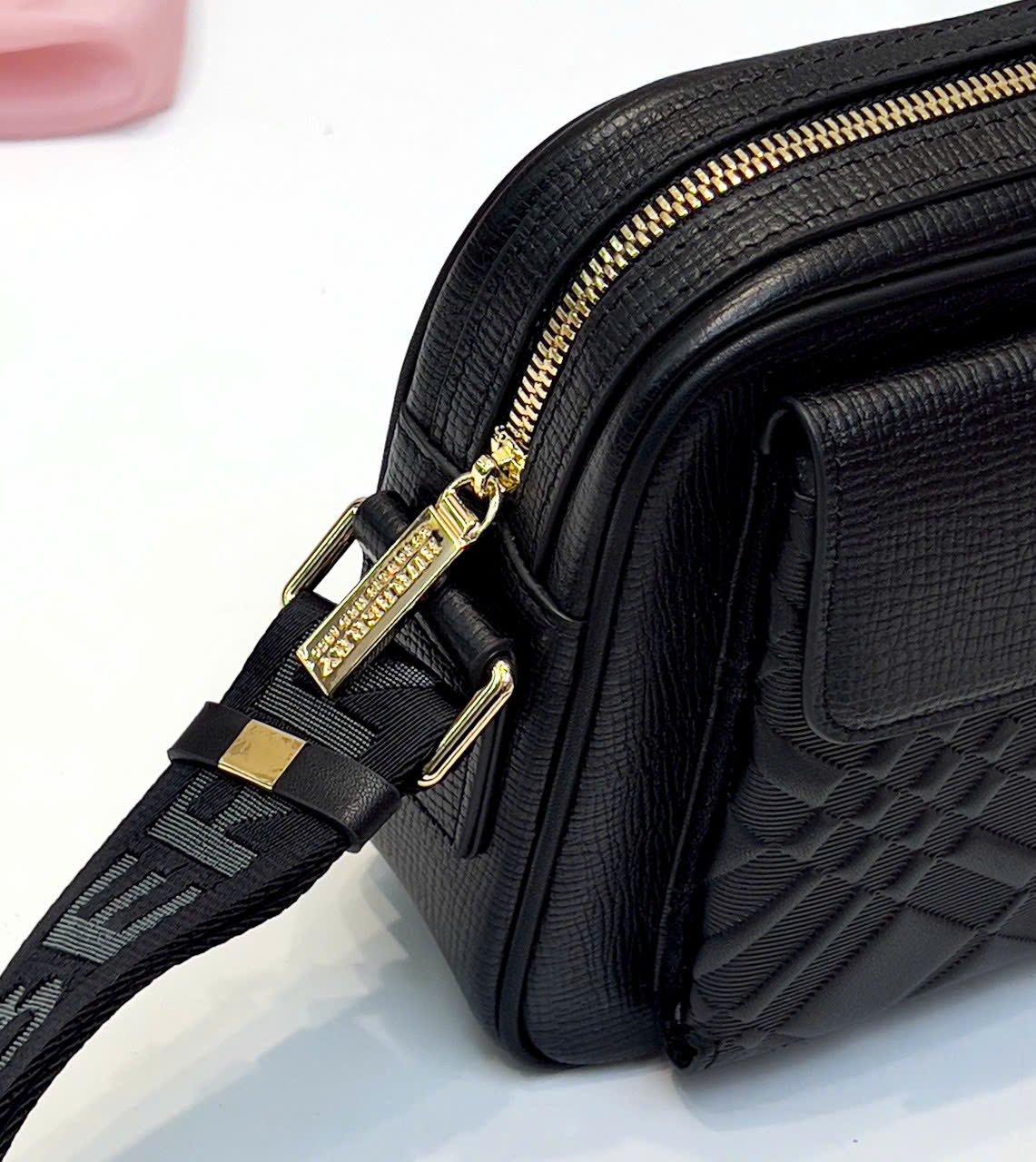 Túi đeo chéo Burberry BBR nắp gập vân chéo Like Auth 25x16x7 DDT