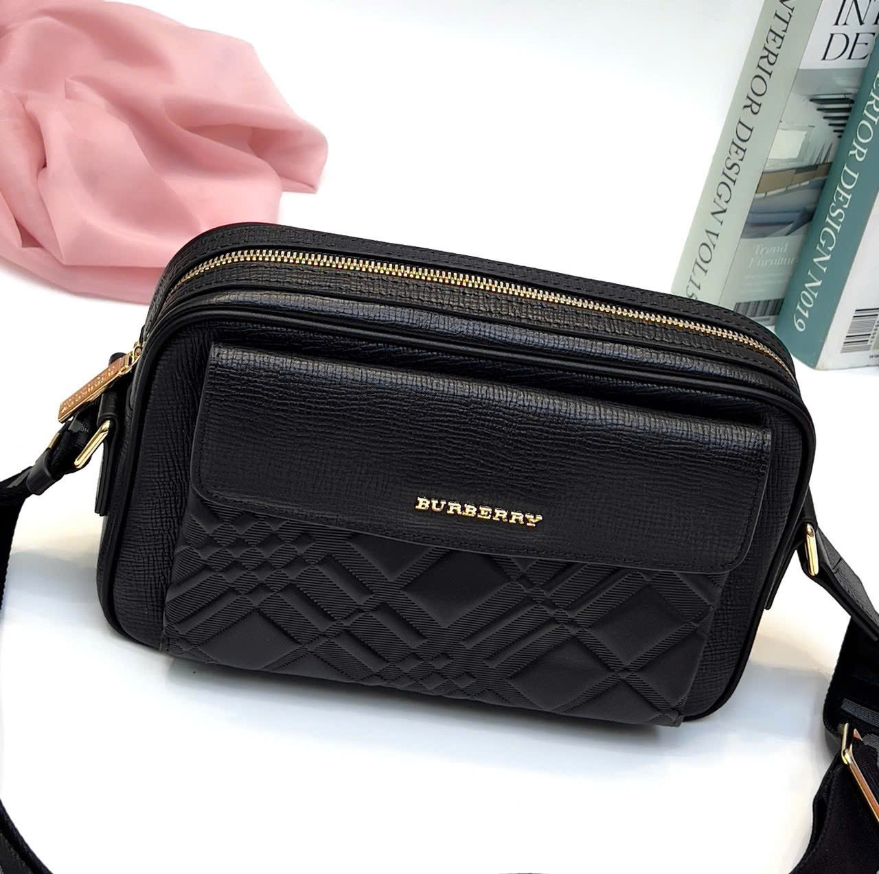 Túi đeo chéo Burberry BBR nắp gập vân chéo Like Auth 25x16x7 DDT
