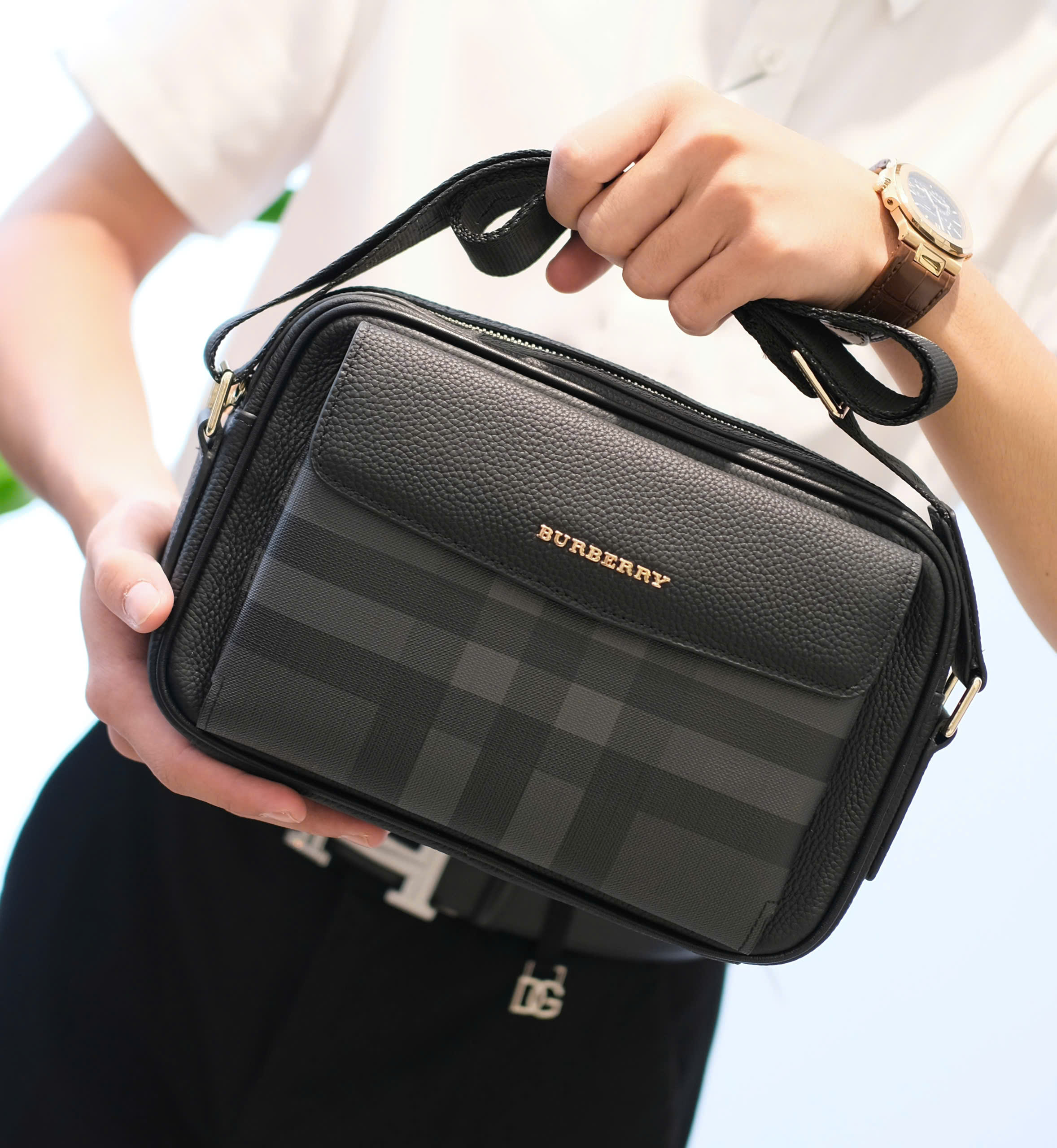 Túi đeo chéo Burberry BBR nắp gập kẻ sọc Xám Like Auth 25x16x7 DDT