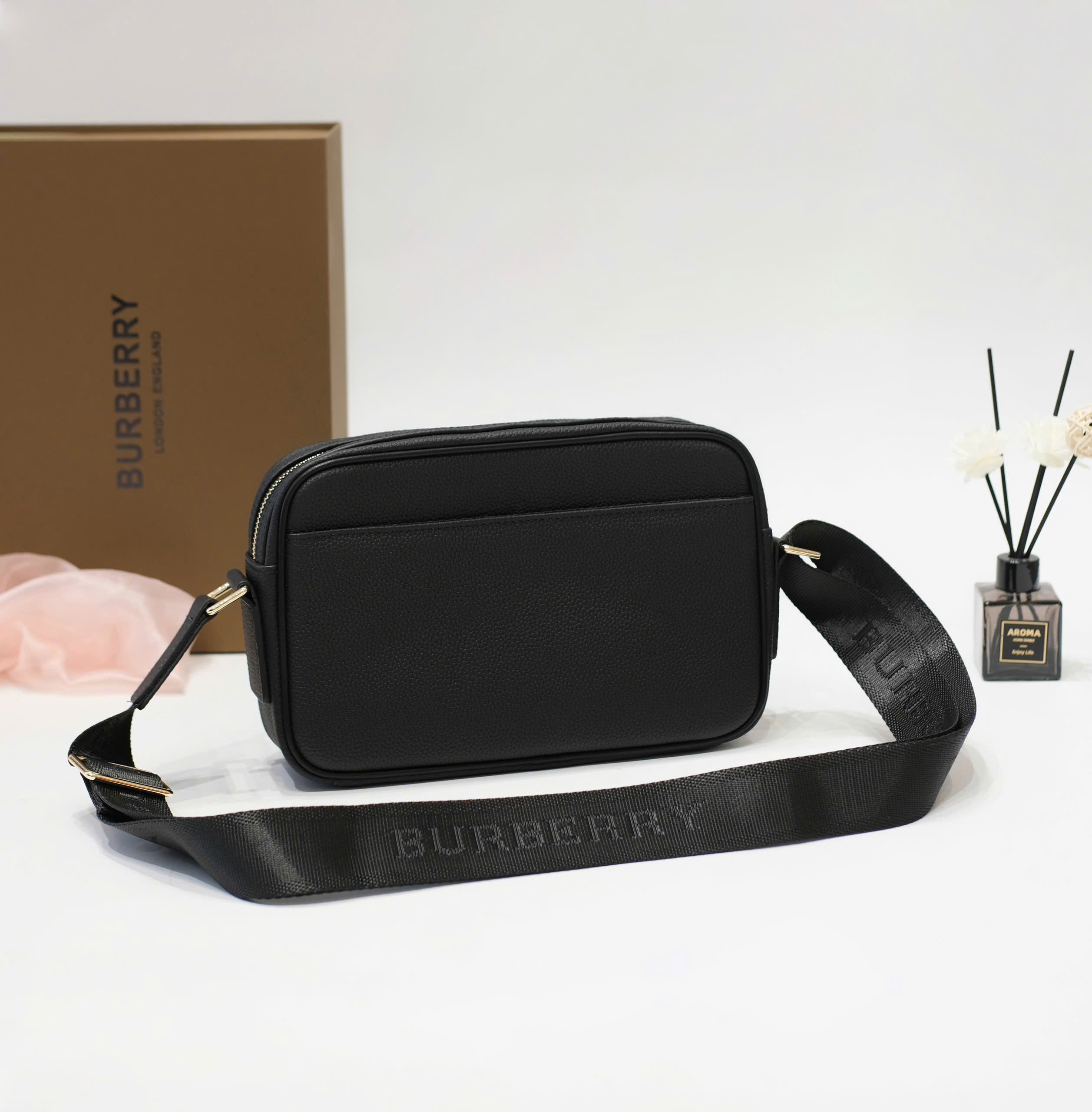 Túi đeo chéo Burberry BBR nắp gập kẻ sọc Xám Like Auth 25x16x7 DDT