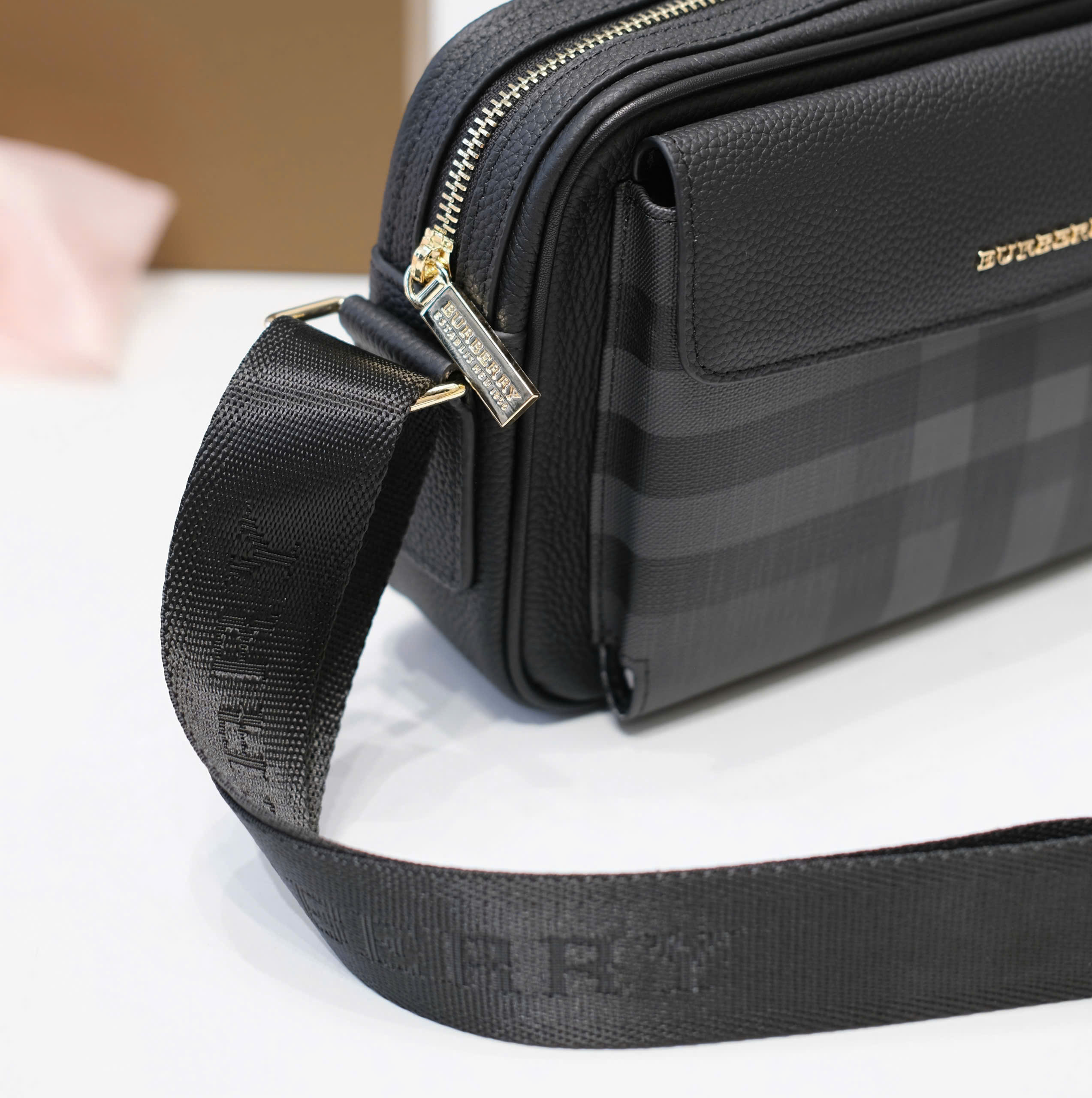 Túi đeo chéo Burberry BBR nắp gập kẻ sọc Xám Like Auth 25x16x7 DDT