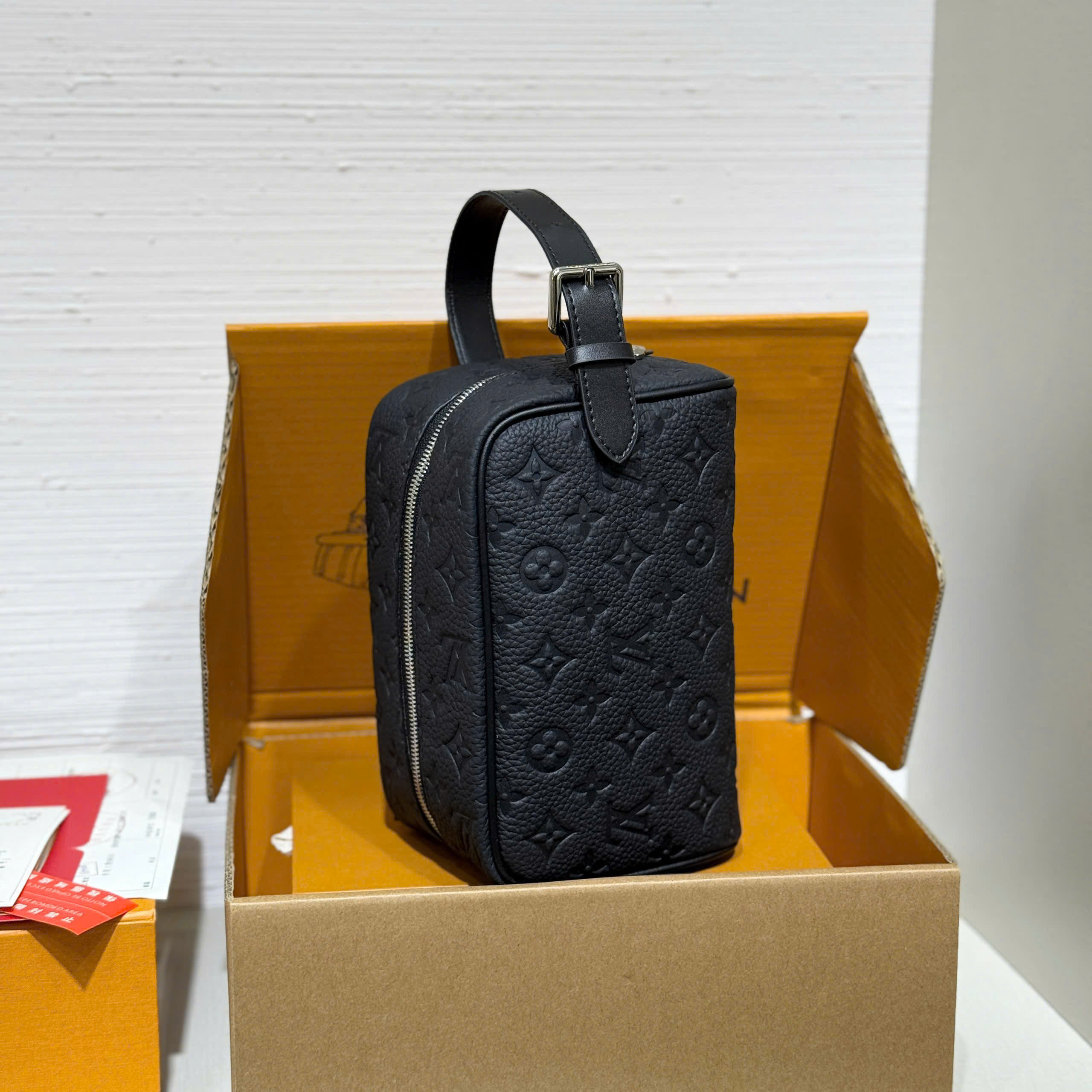 Túi ví Clutch Louis Vuitton LV Locker Dopp Kit Monogram Canvas new 2026 Like Auth 23x13x12 PLD