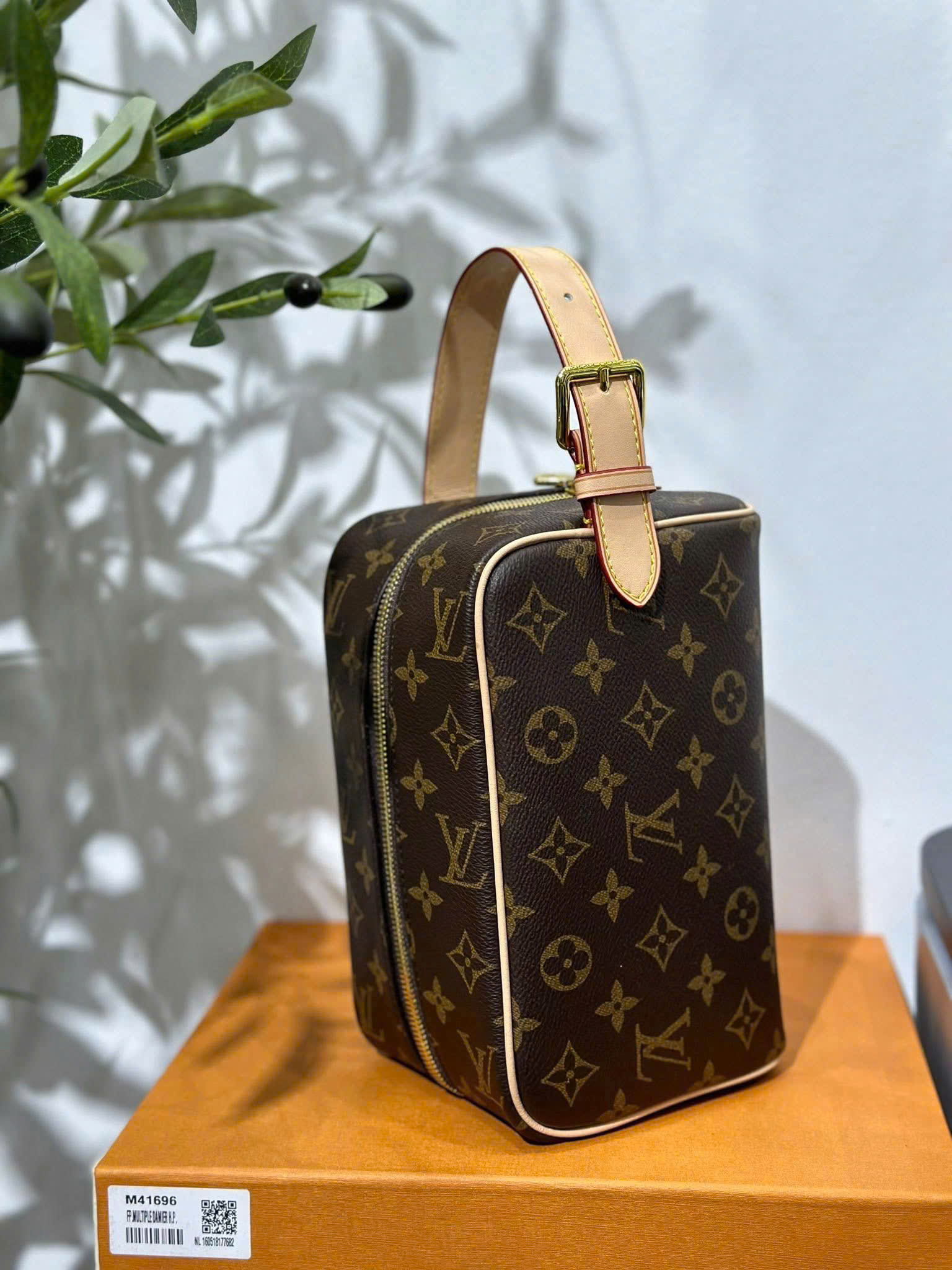 Túi ví Clutch Louis Vuitton LV Locker Dopp Kit Monogram Canvas new 2026 Like Auth 23x13x12 PLD