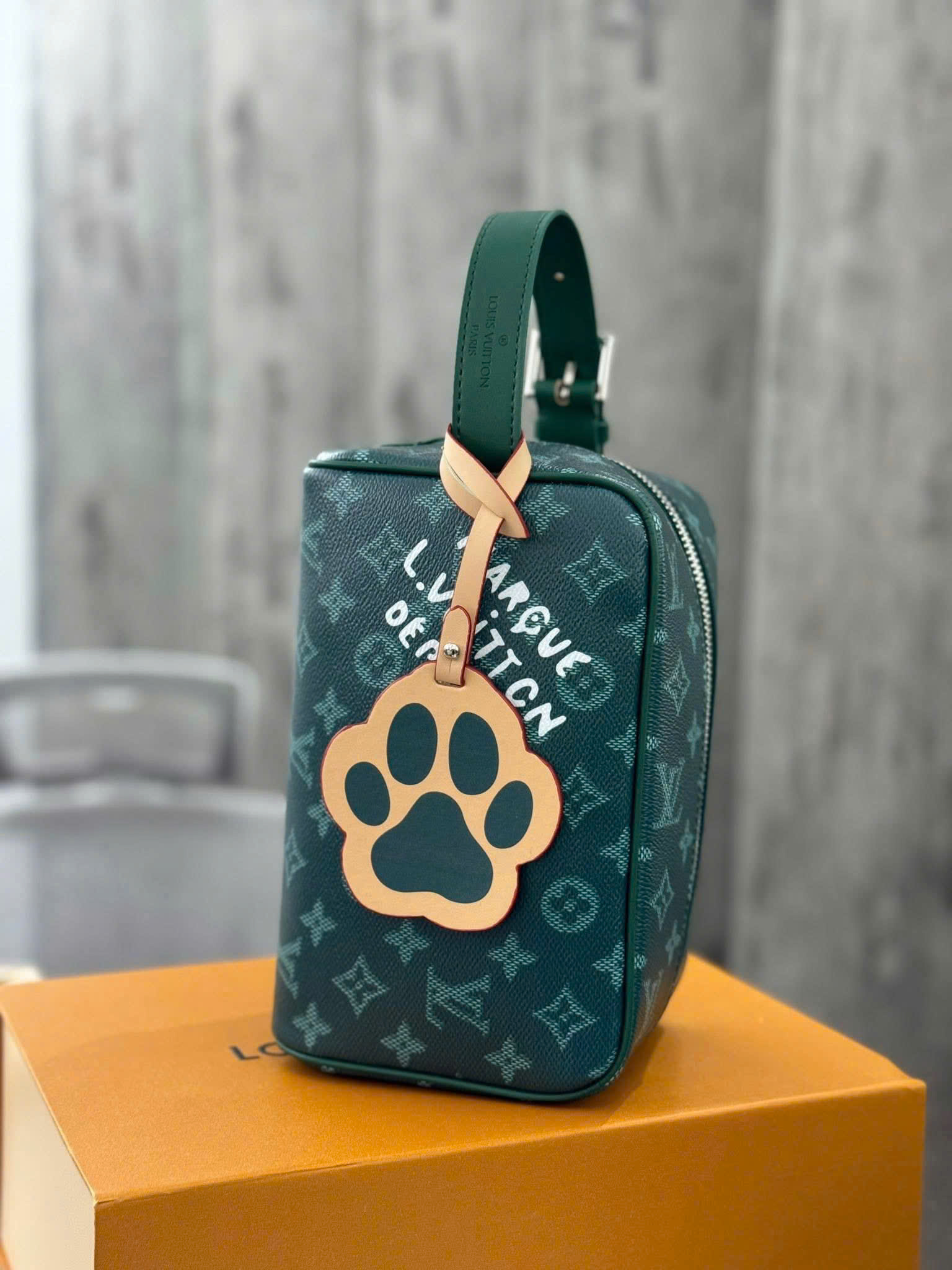 Túi ví Clutch Louis Vuitton LV Locker Dopp Kit Monogram Canvas new 2026 Like Auth 23x13x12 PLD