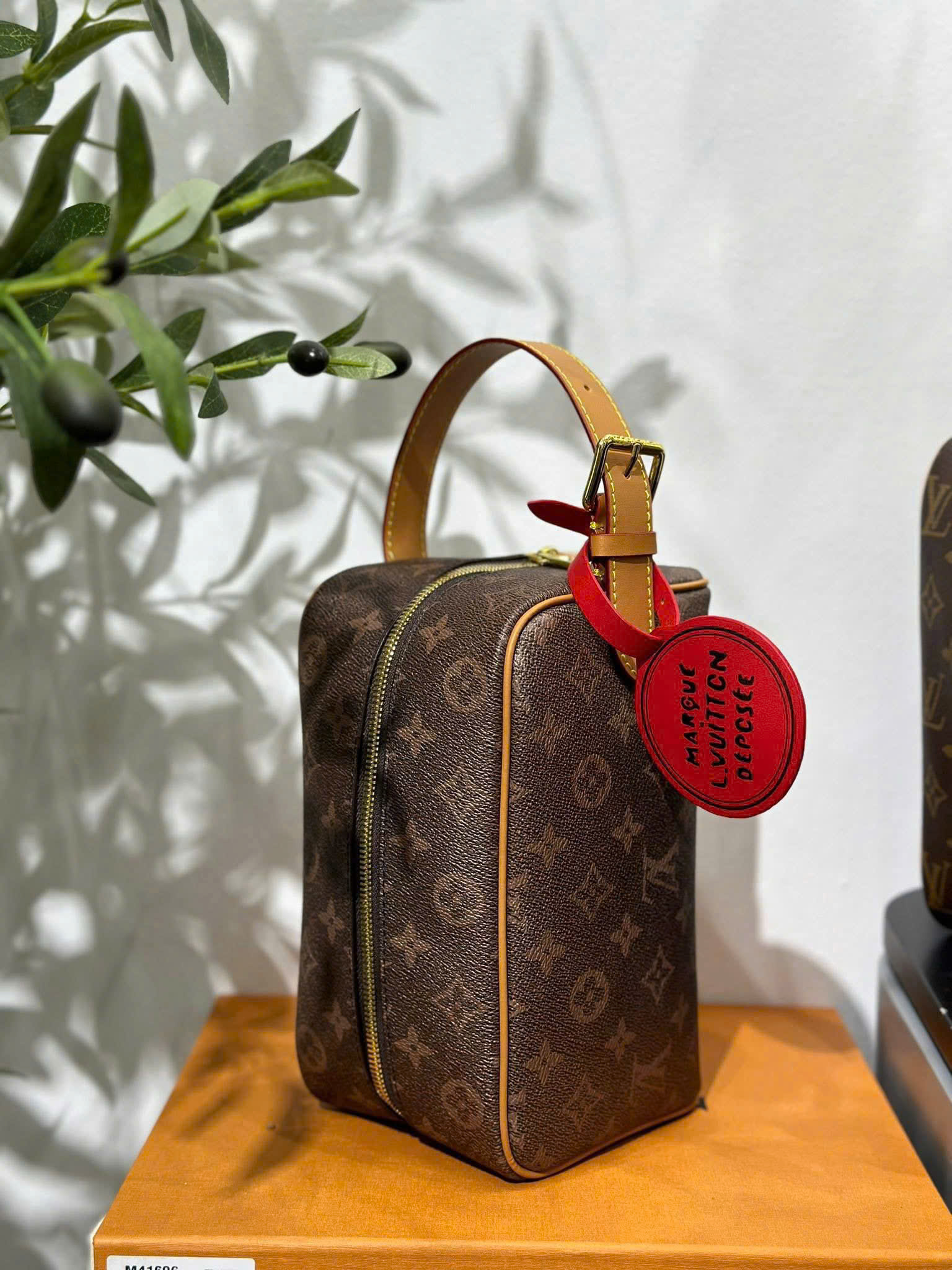 Túi ví Clutch Louis Vuitton LV Locker Dopp Kit Monogram Canvas new 2026 Like Auth 23x13x12 PLD