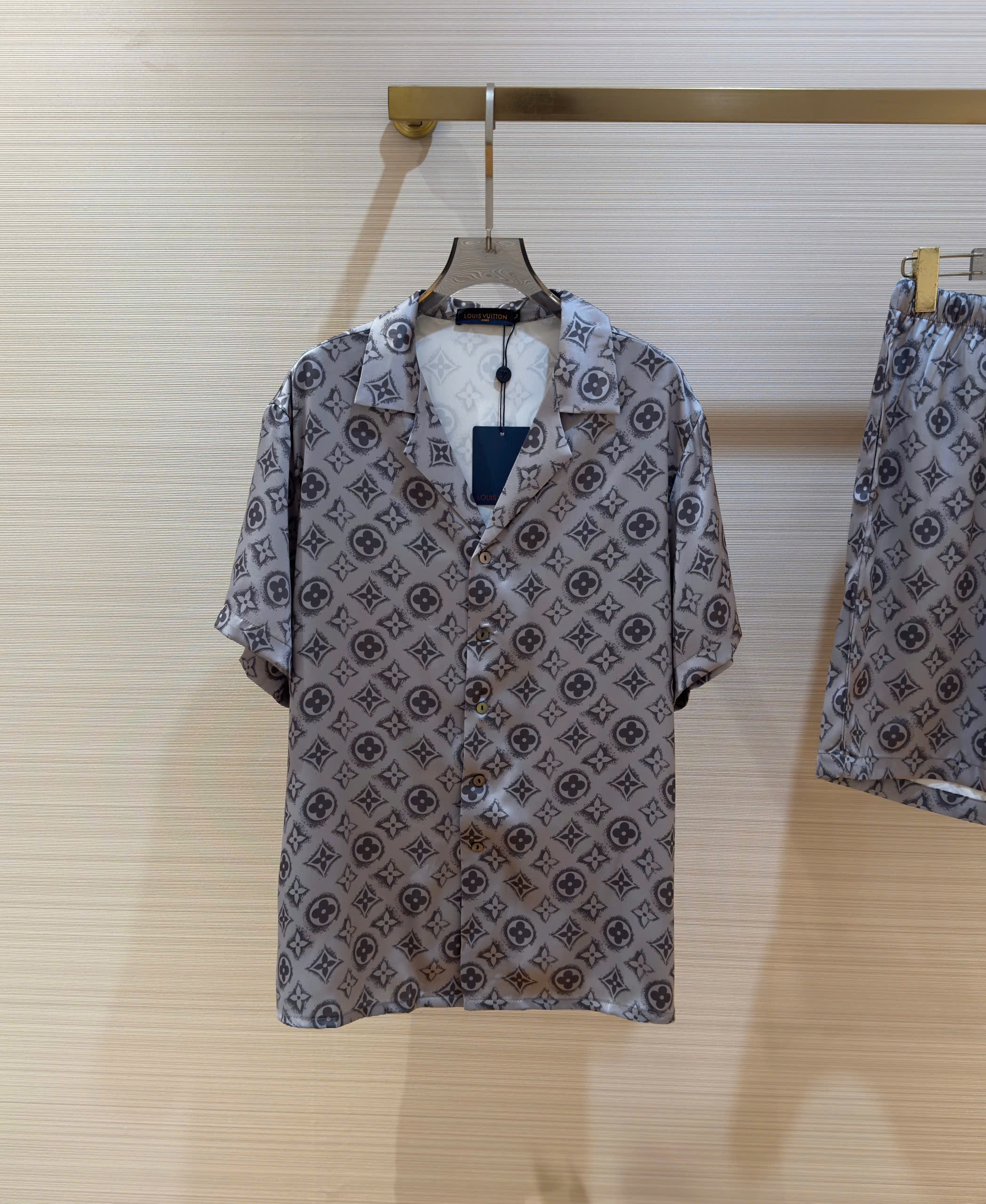 Bộ, Set lụa Louis Vuitton LV Xám họa tiết hoa vân loang full Like Auth on web DDT